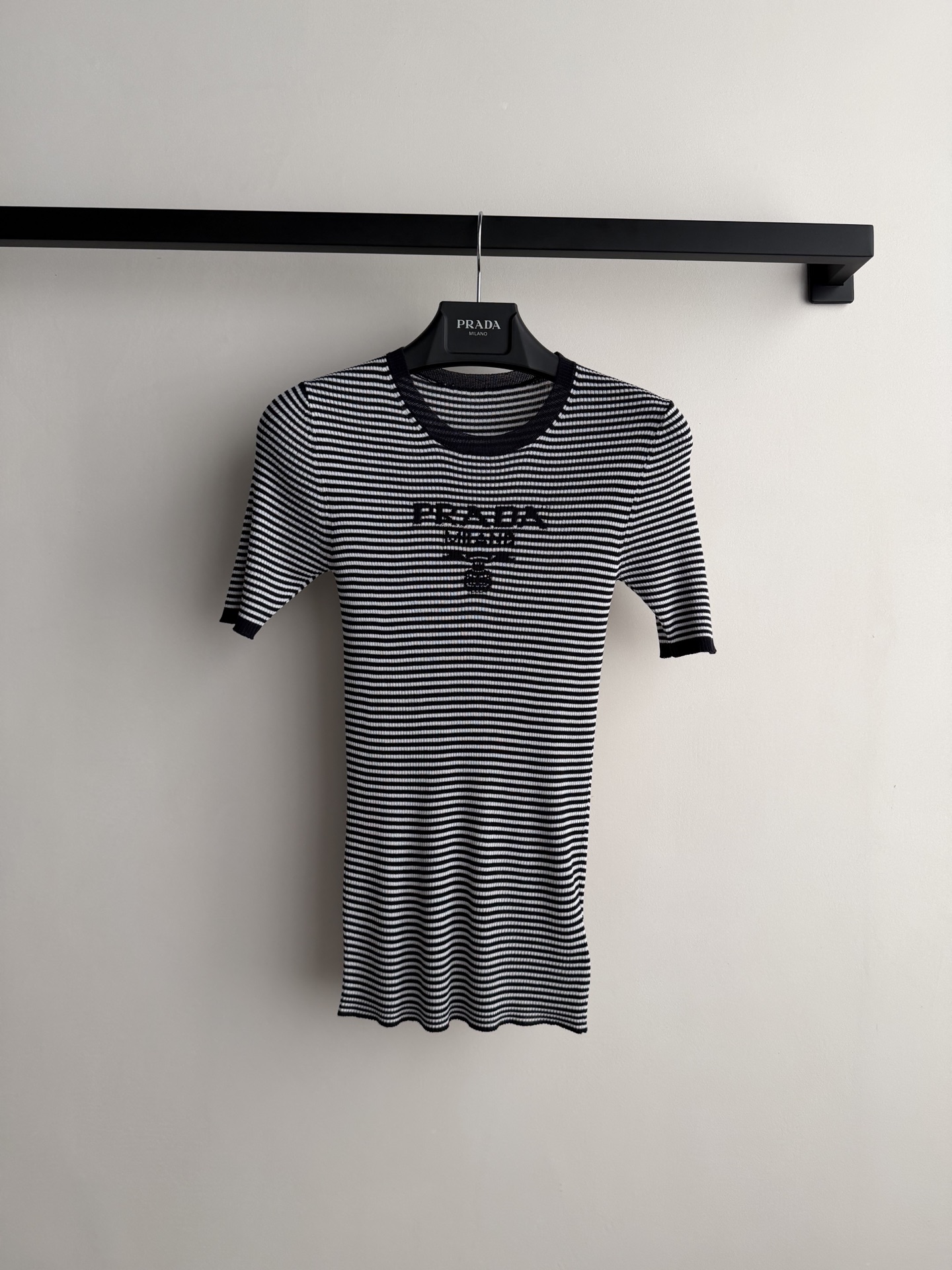 Prad*🆕这款黑白条纹针织短袖，经典海军风设计，胸前Logo低调又有辨识度✨。高弹针织面料，贴身舒适，
