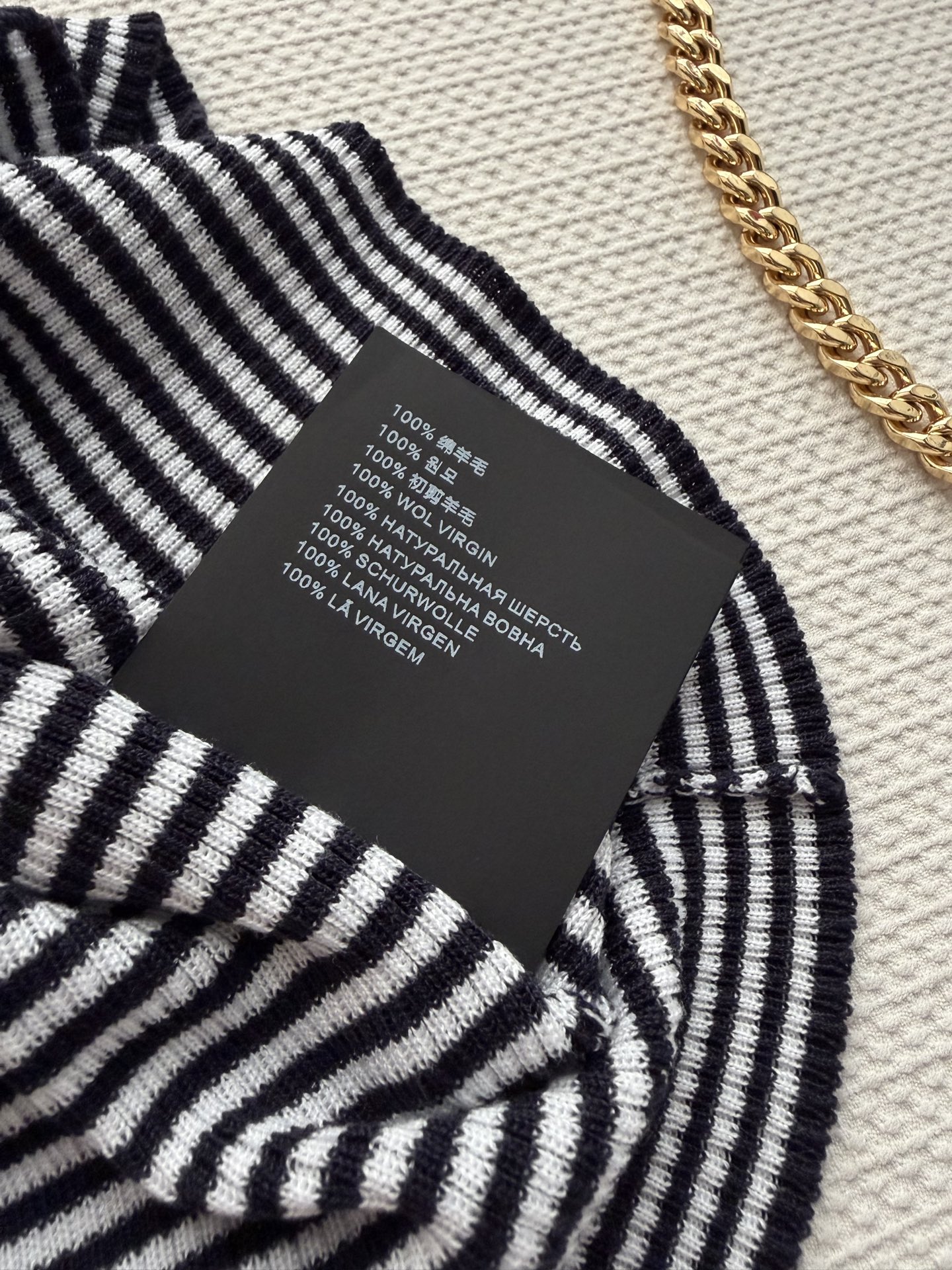 Prad*🆕这款黑白条纹针织短袖，经典海军风设计，胸前Logo低调又有辨识度✨。高弹针织面料，贴身舒适，