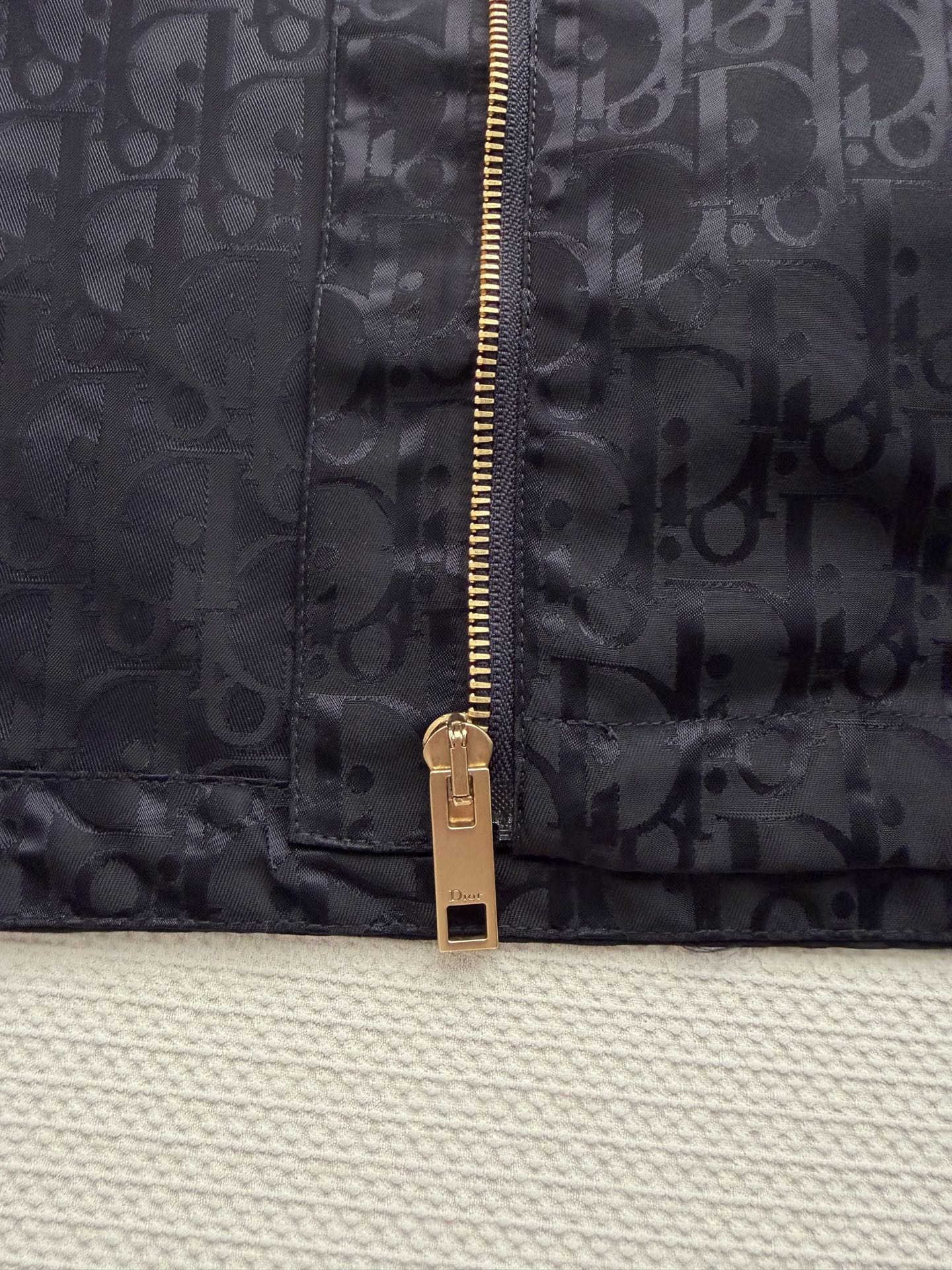 Dio*🆕2026早春系列老花暗纹连帽外套，黑色防风面料，低调老花暗纹超有辨识度！金属拉链+连帽设计，实