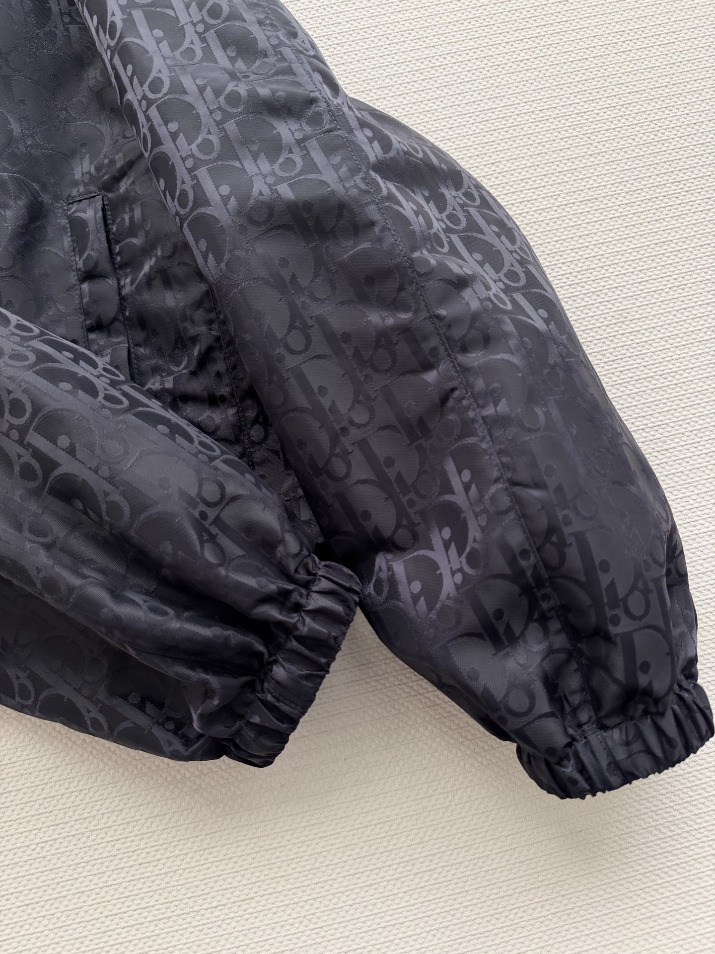 Dio*🆕2026早春系列老花暗纹连帽外套，黑色防风面料，低调老花暗纹超有辨识度！金属拉链+连帽设计，实