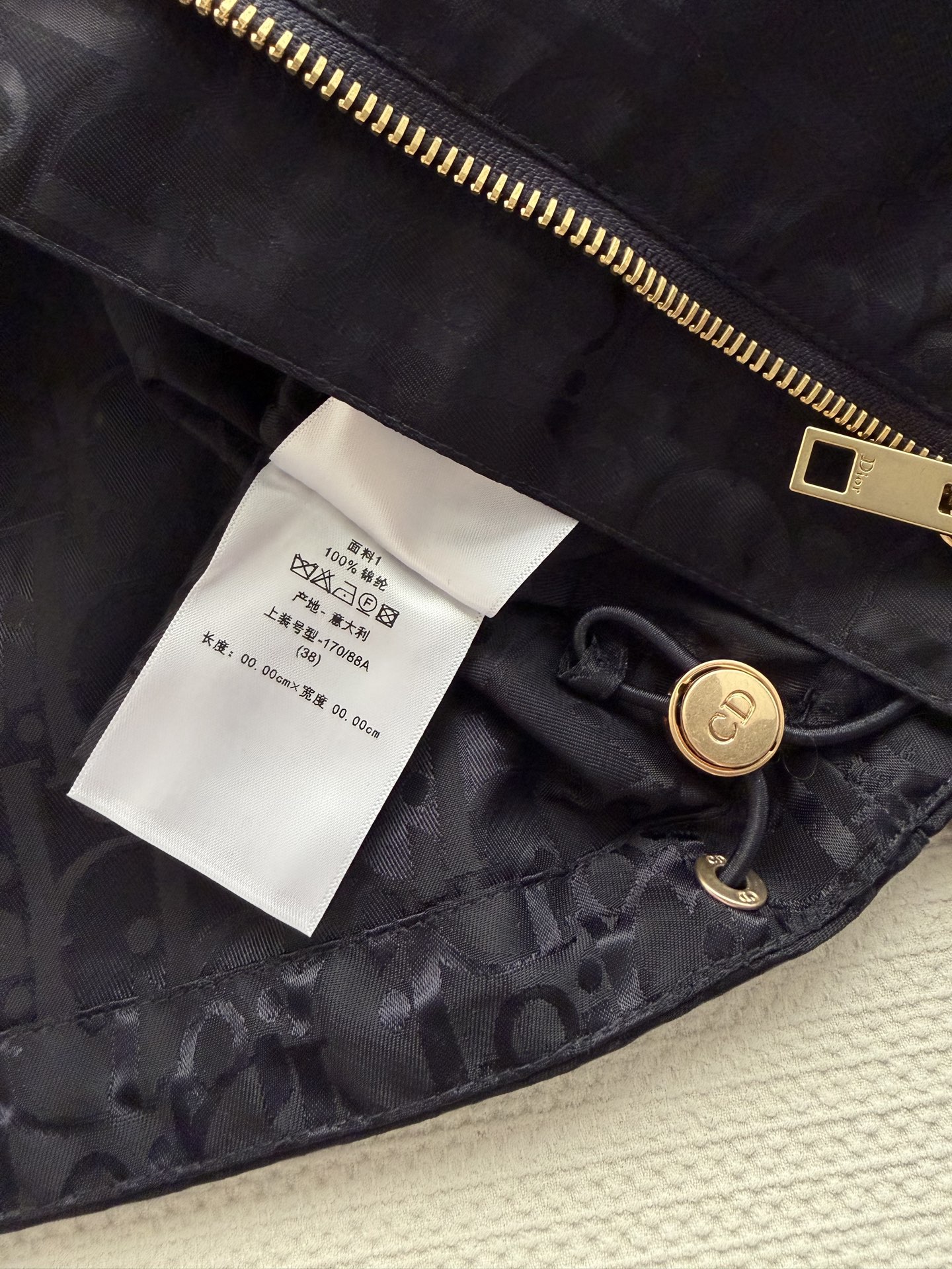 Dio*🆕2026早春系列老花暗纹连帽外套，黑色防风面料，低调老花暗纹超有辨识度！金属拉链+连帽设计，实