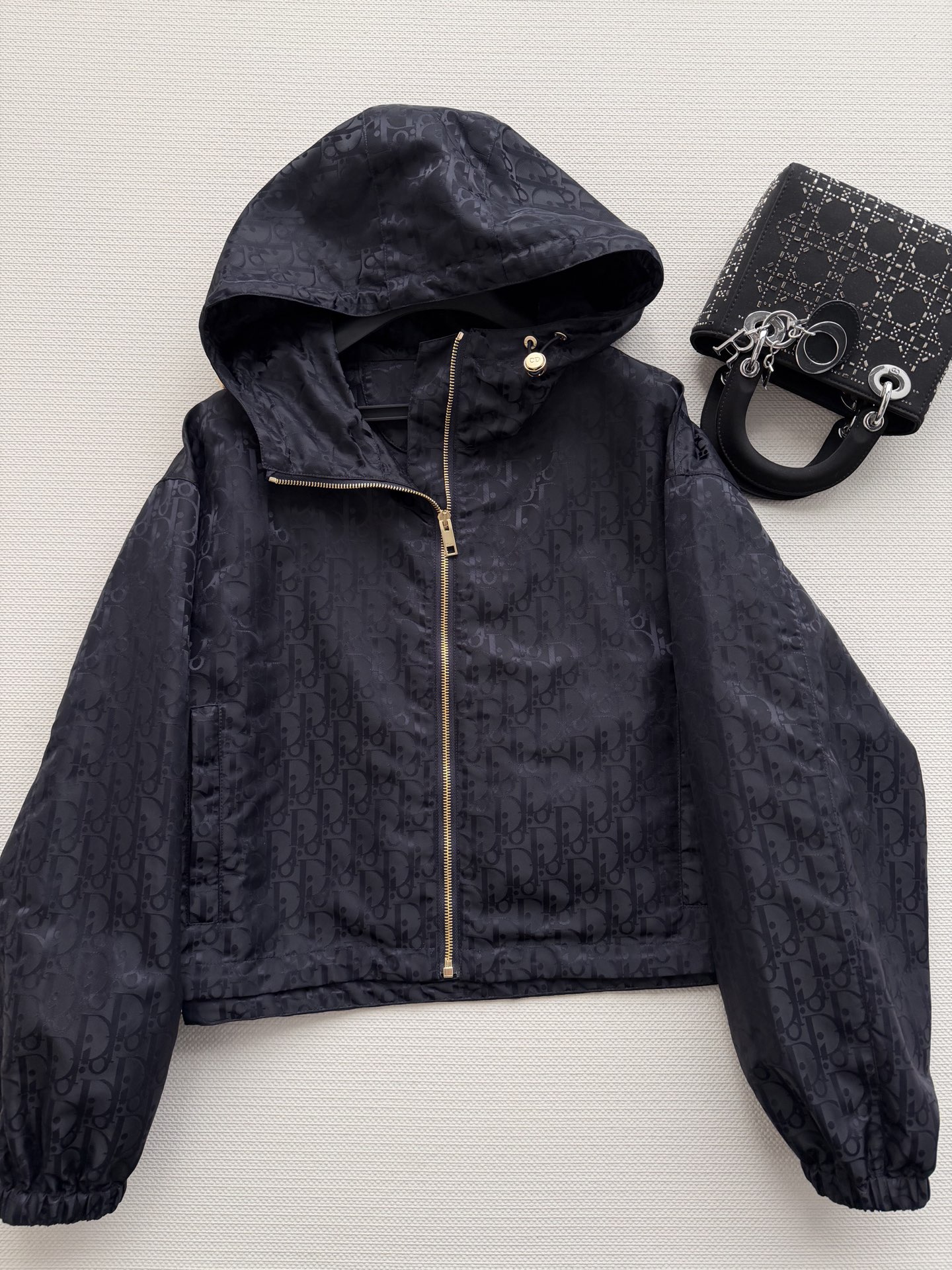 Dio*🆕2026早春系列老花暗纹连帽外套，黑色防风面料，低调老花暗纹超有辨识度！金属拉链+连帽设计，实