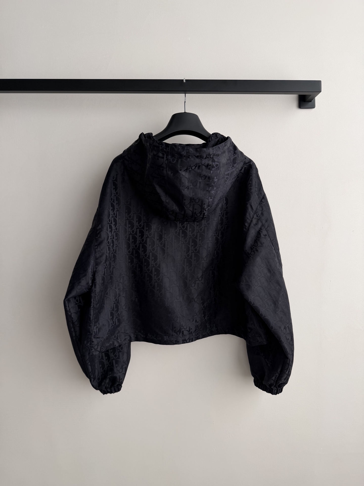 Dio*🆕2026早春系列老花暗纹连帽外套，黑色防风面料，低调老花暗纹超有辨识度！金属拉链+连帽设计，实