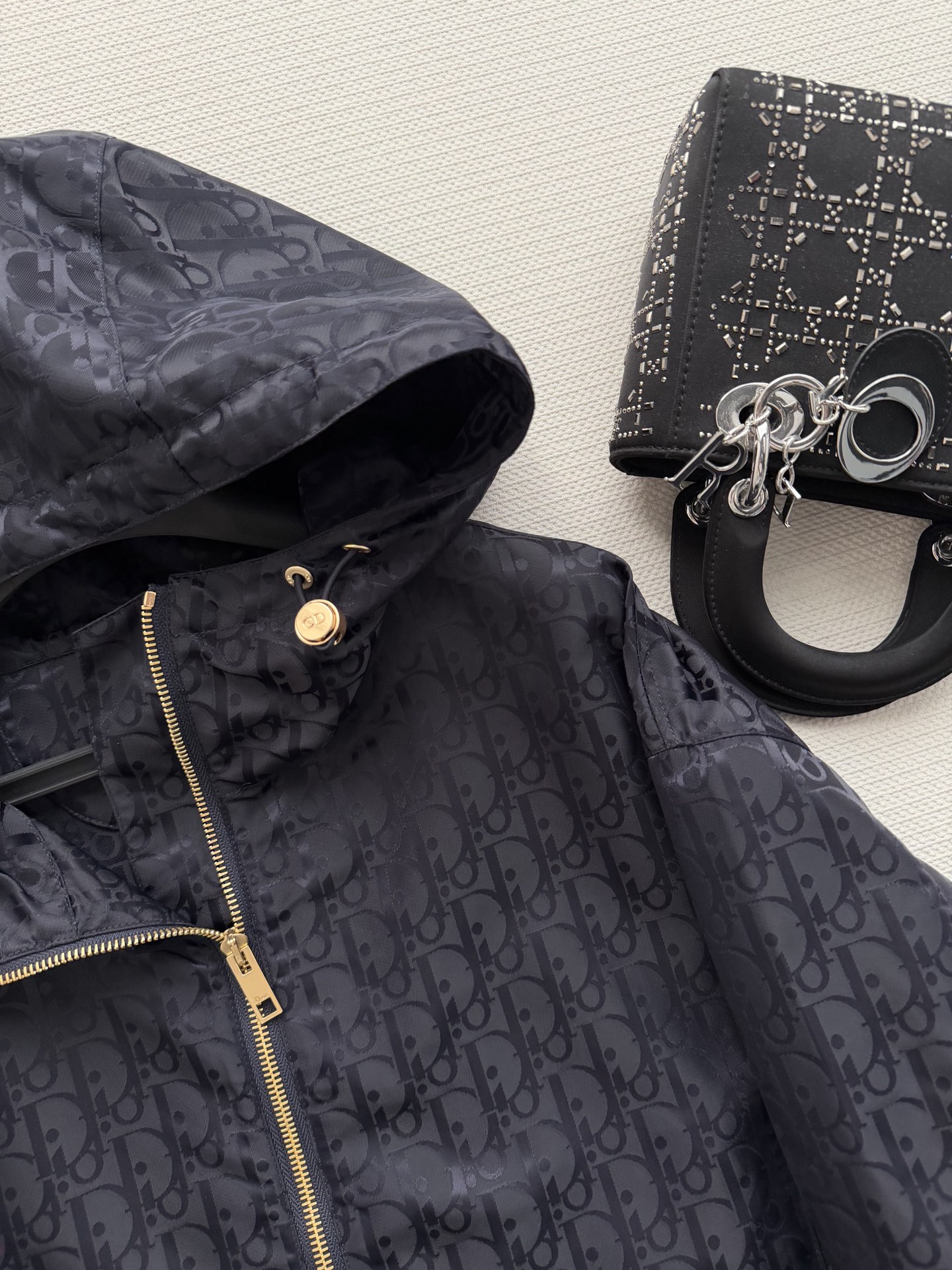 Dio*🆕2026早春系列老花暗纹连帽外套，黑色防风面料，低调老花暗纹超有辨识度！金属拉链+连帽设计，实