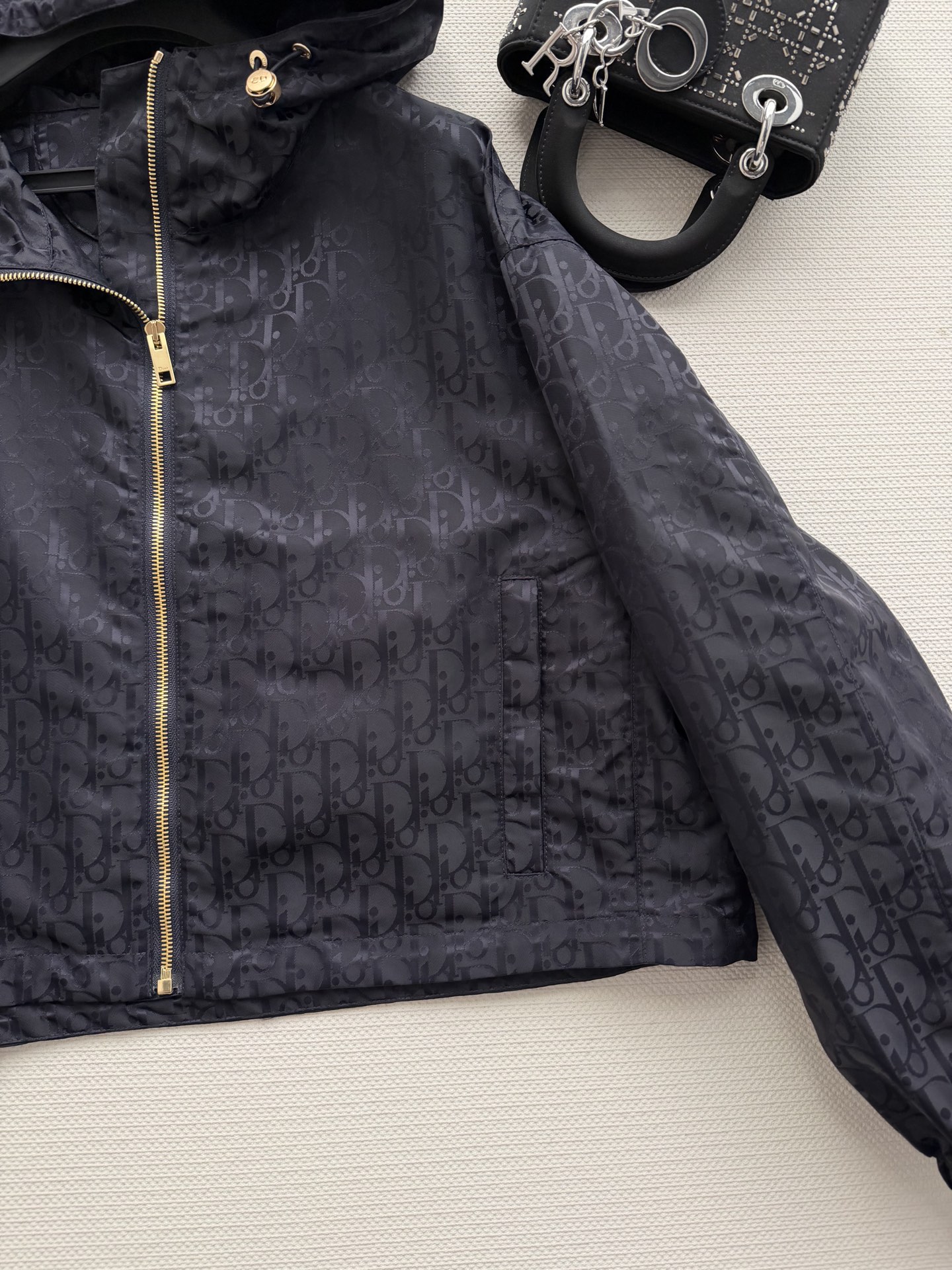 Dio*🆕2026早春系列老花暗纹连帽外套，黑色防风面料，低调老花暗纹超有辨识度！金属拉链+连帽设计，实