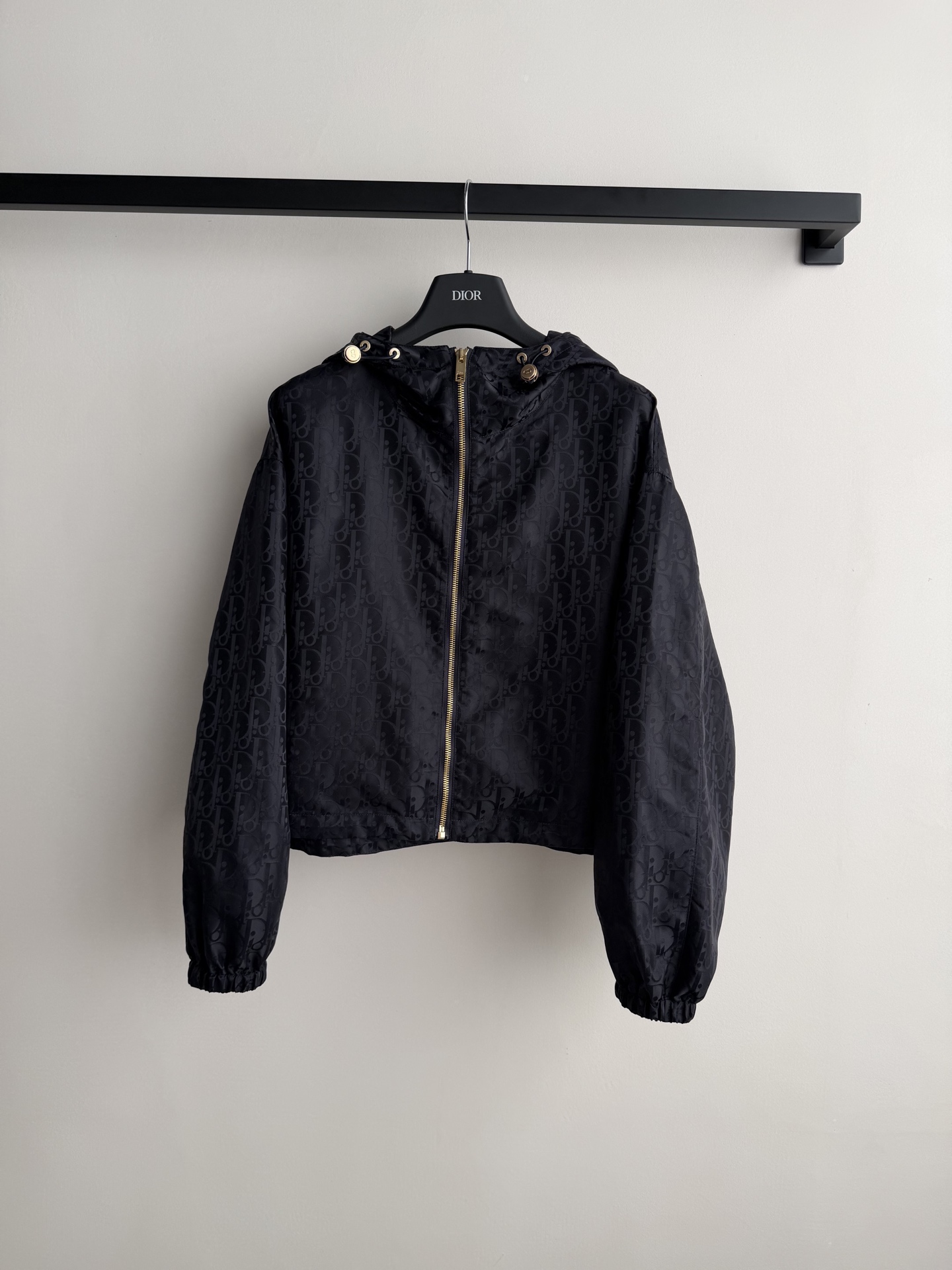 Dio*🆕2026早春系列老花暗纹连帽外套，黑色防风面料，低调老花暗纹超有辨识度！金属拉链+连帽设计，实