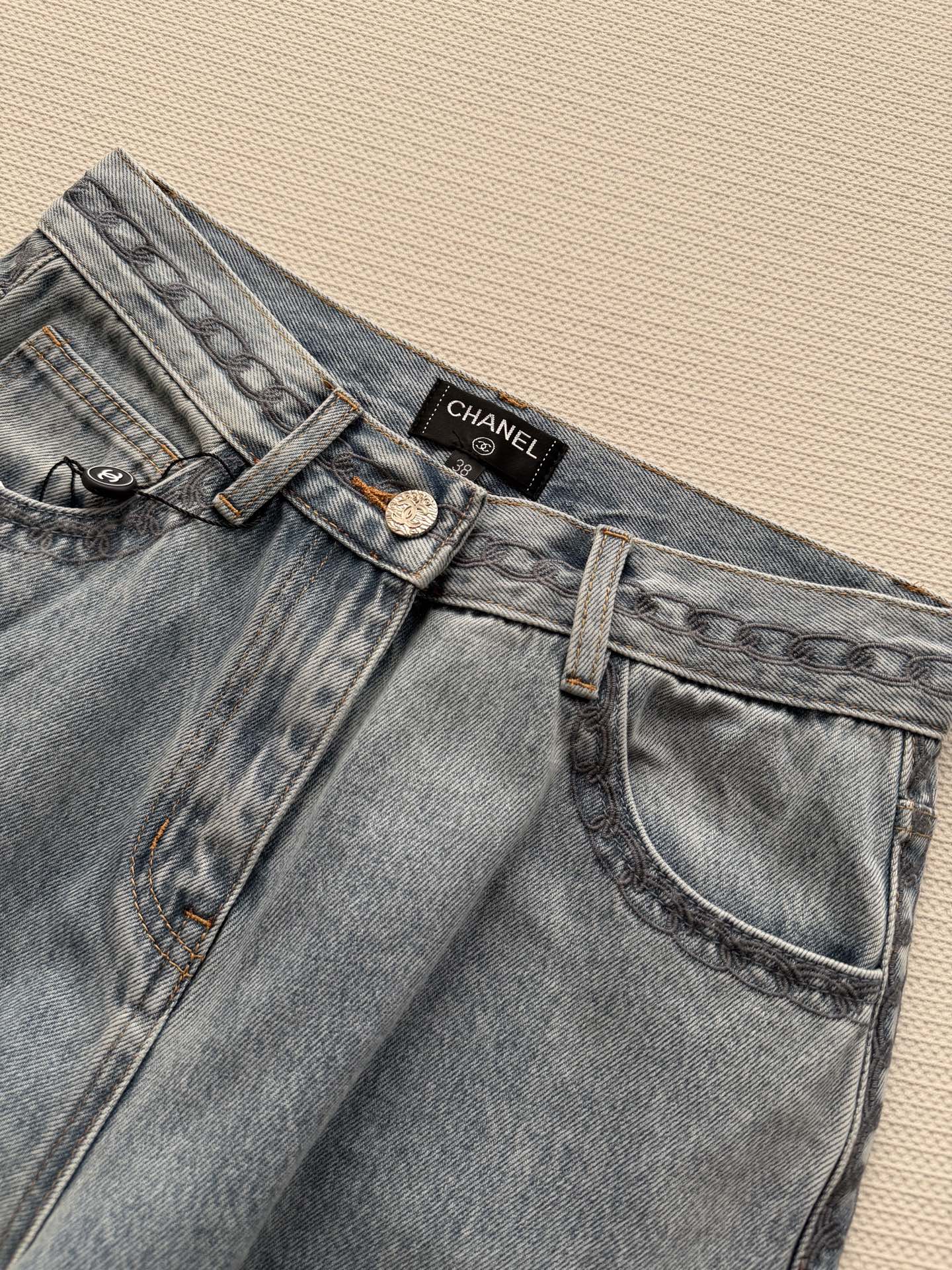 Chane*🆕2026SS 早春新品系列//复古高腰牛仔长裤：高腰剪裁设计、选用重磅水洗牛仔面料，兼具挺