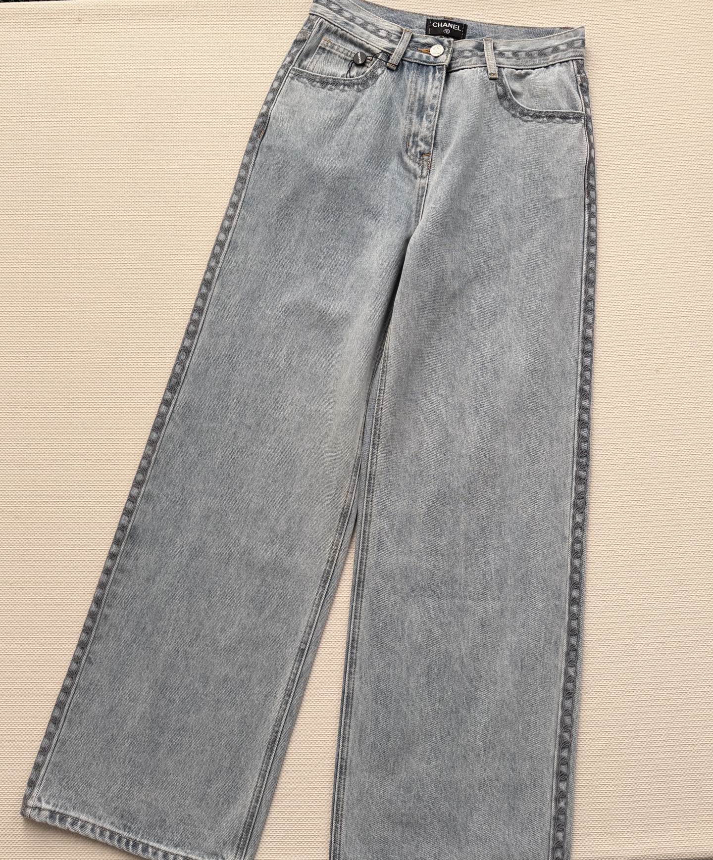 Chane*🆕2026SS 早春新品系列//复古高腰牛仔长裤：高腰剪裁设计、选用重磅水洗牛仔面料，兼具挺