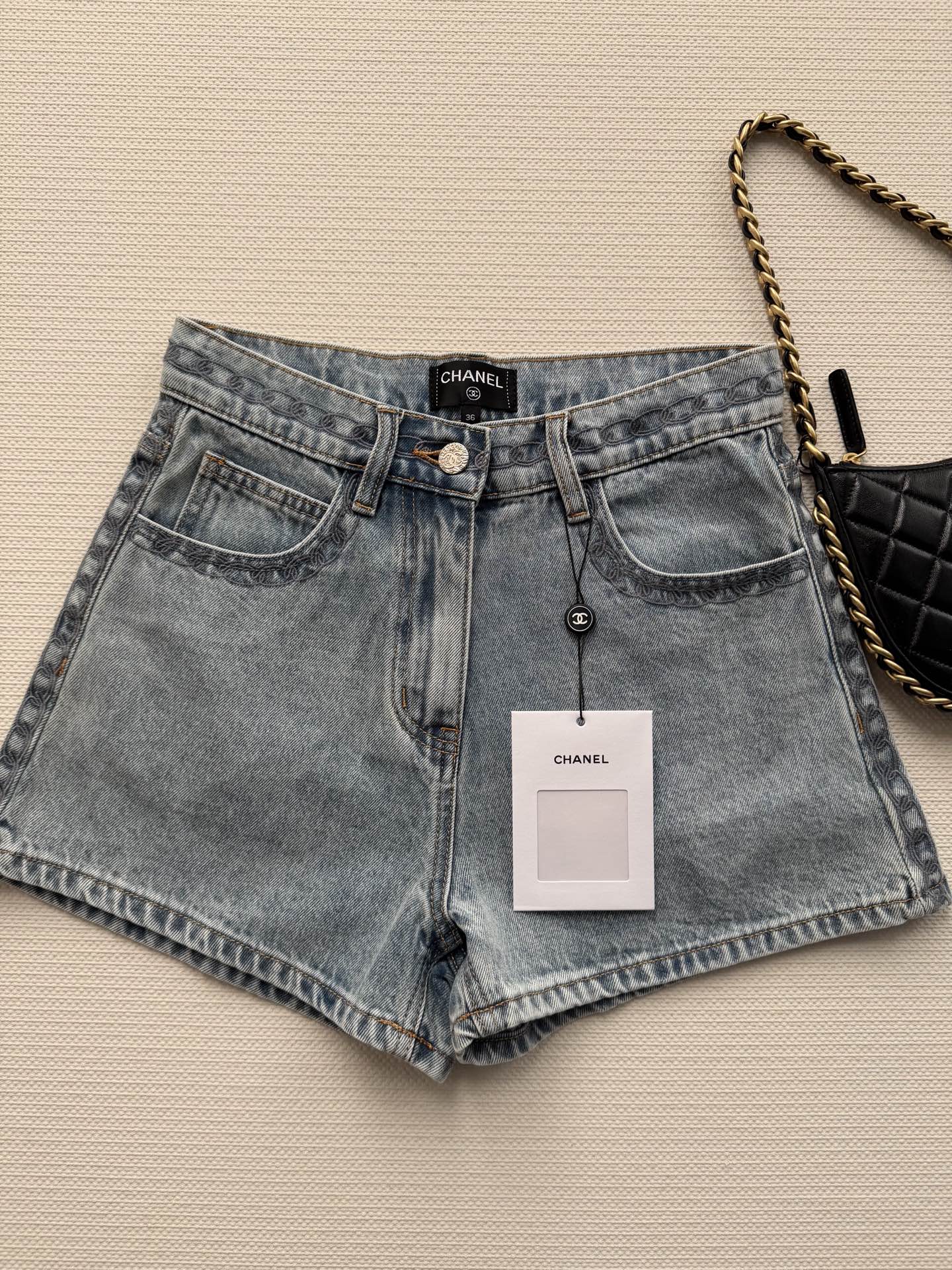 Chane*🆕2026SS 早春新品系列//复古高腰牛仔短裤：高腰剪裁设计、选用重磅水洗牛仔面料，兼具挺