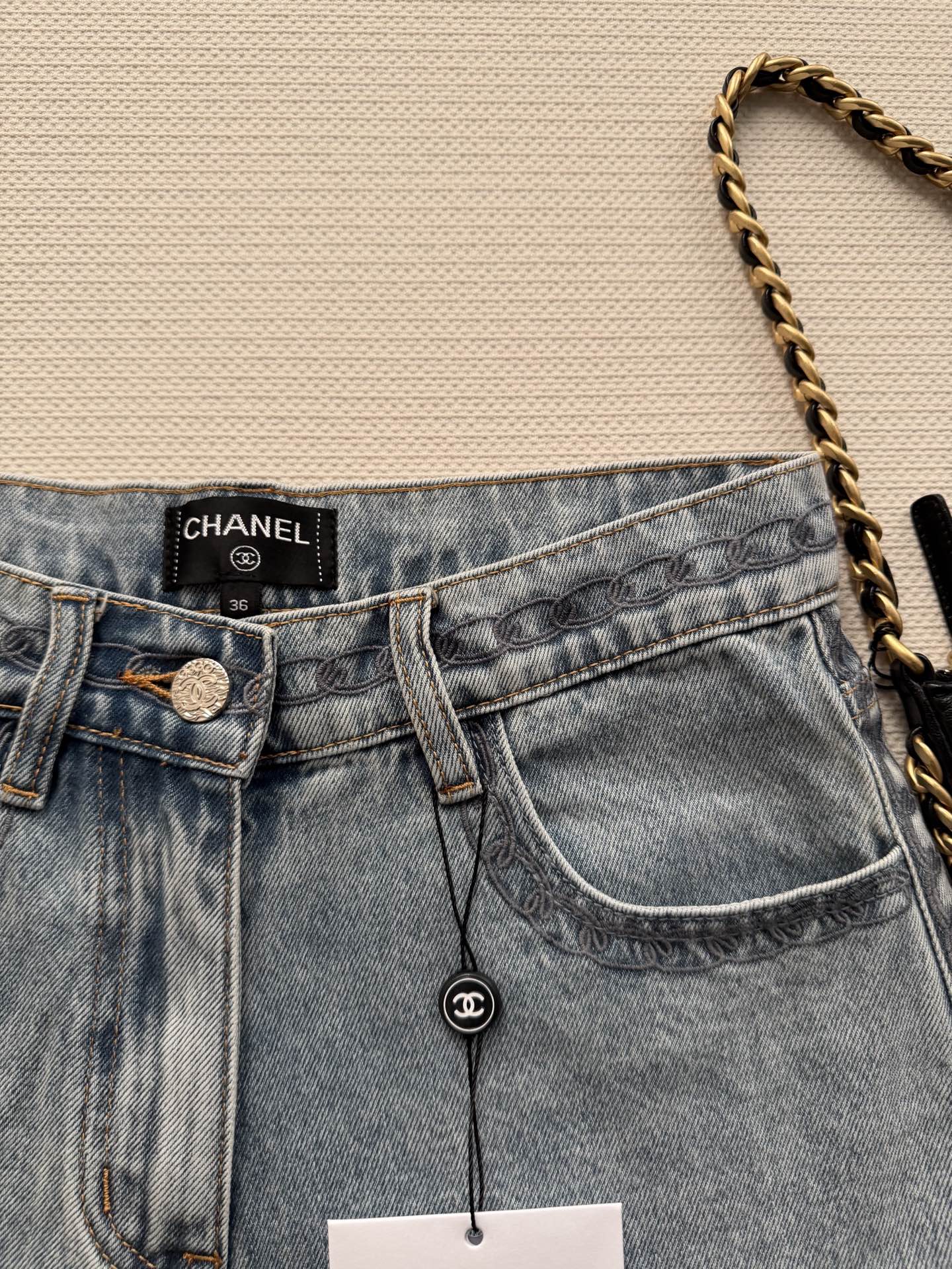 Chane*🆕2026SS 早春新品系列//复古高腰牛仔短裤：高腰剪裁设计、选用重磅水洗牛仔面料，兼具挺