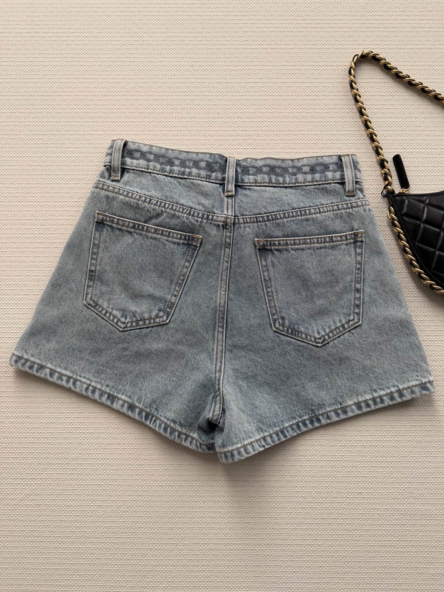 Chane*🆕2026SS 早春新品系列//复古高腰牛仔短裤：高腰剪裁设计、选用重磅水洗牛仔面料，兼具挺