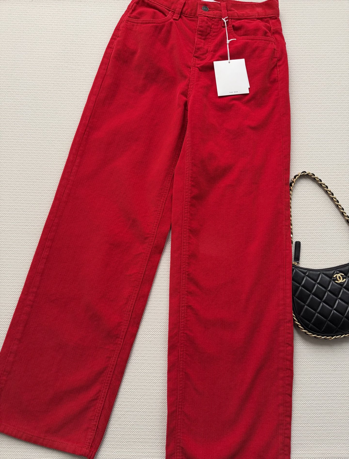 TheRow🆕这条红色高腰直筒阔腿裤，采用弹力棉或牛仔面料，宽松廓形超显腿直，对梨形身材超友好！高腰设计