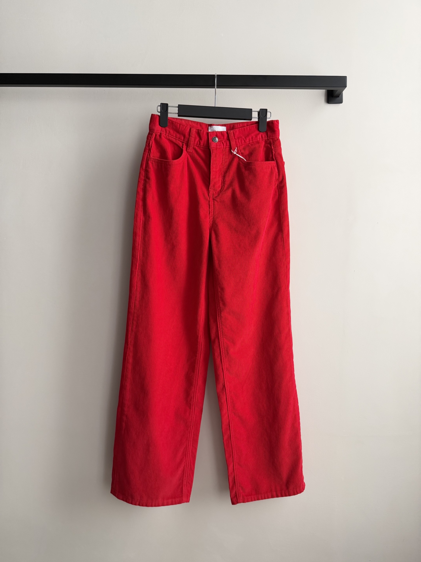 TheRow🆕这条红色高腰直筒阔腿裤，采用弹力棉或牛仔面料，宽松廓形超显腿直，对梨形身材超友好！高腰设计