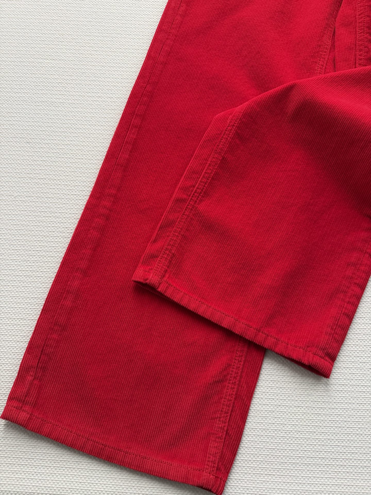 TheRow🆕这条红色高腰直筒阔腿裤，采用弹力棉或牛仔面料，宽松廓形超显腿直，对梨形身材超友好！高腰设计