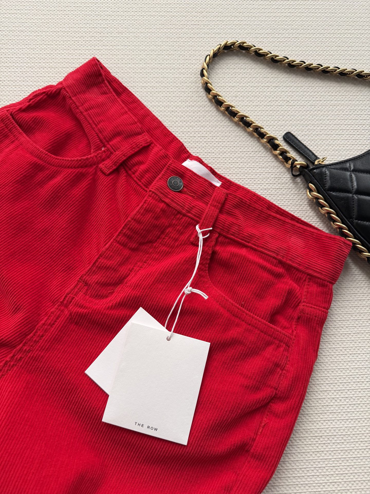 TheRow🆕这条红色高腰直筒阔腿裤，采用弹力棉或牛仔面料，宽松廓形超显腿直，对梨形身材超友好！高腰设计