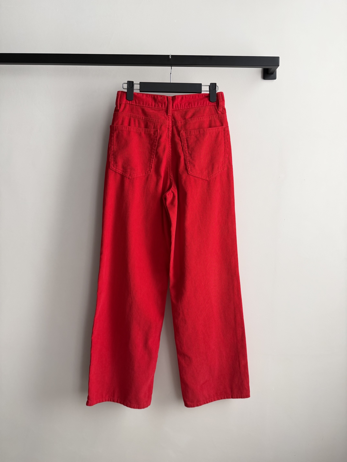 TheRow🆕这条红色高腰直筒阔腿裤，采用弹力棉或牛仔面料，宽松廓形超显腿直，对梨形身材超友好！高腰设计