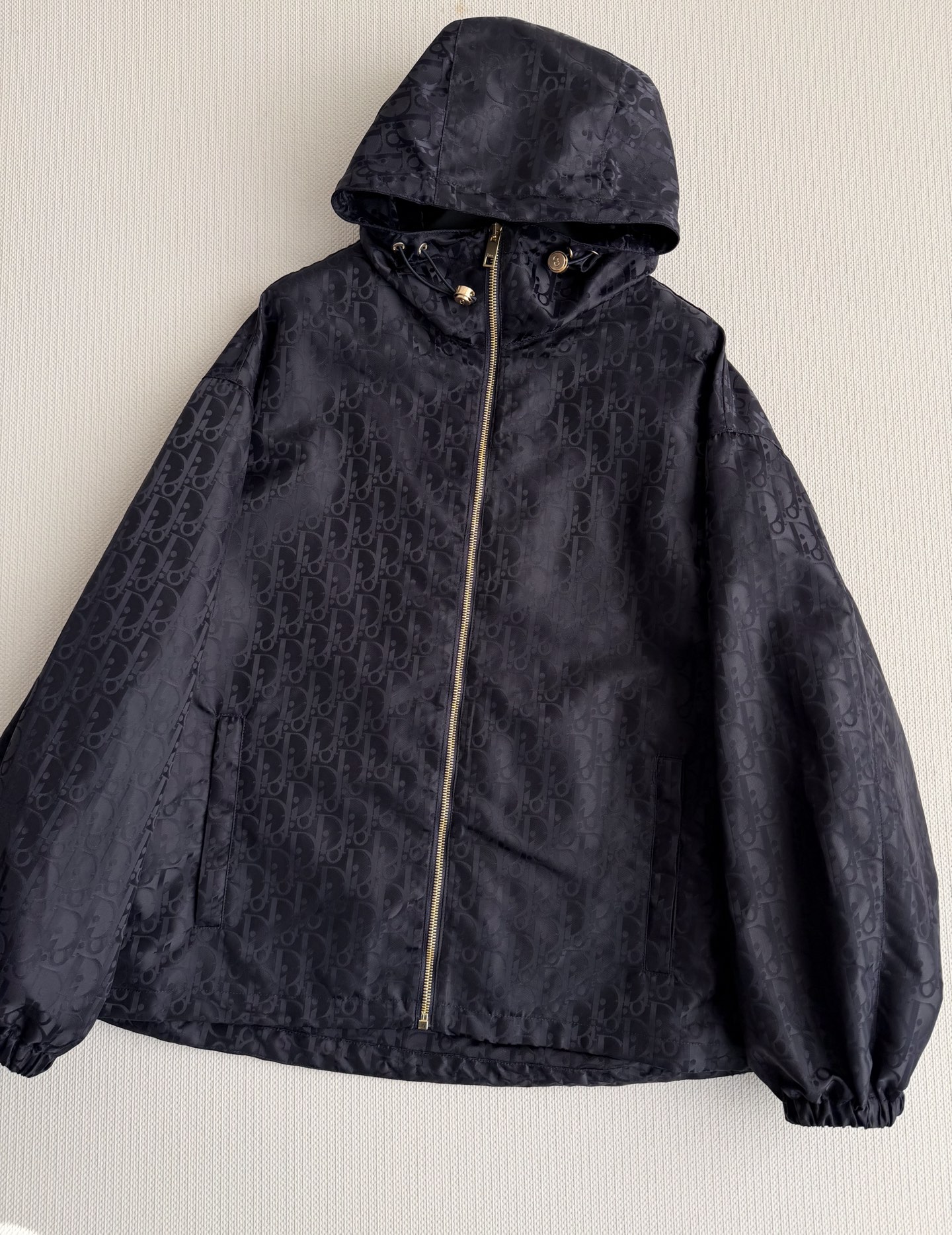 Dio*🆕2026早春系列老花暗纹连帽外套，（长款）黑色防风面料，低调老花暗纹超有辨识度！金属拉链+连帽