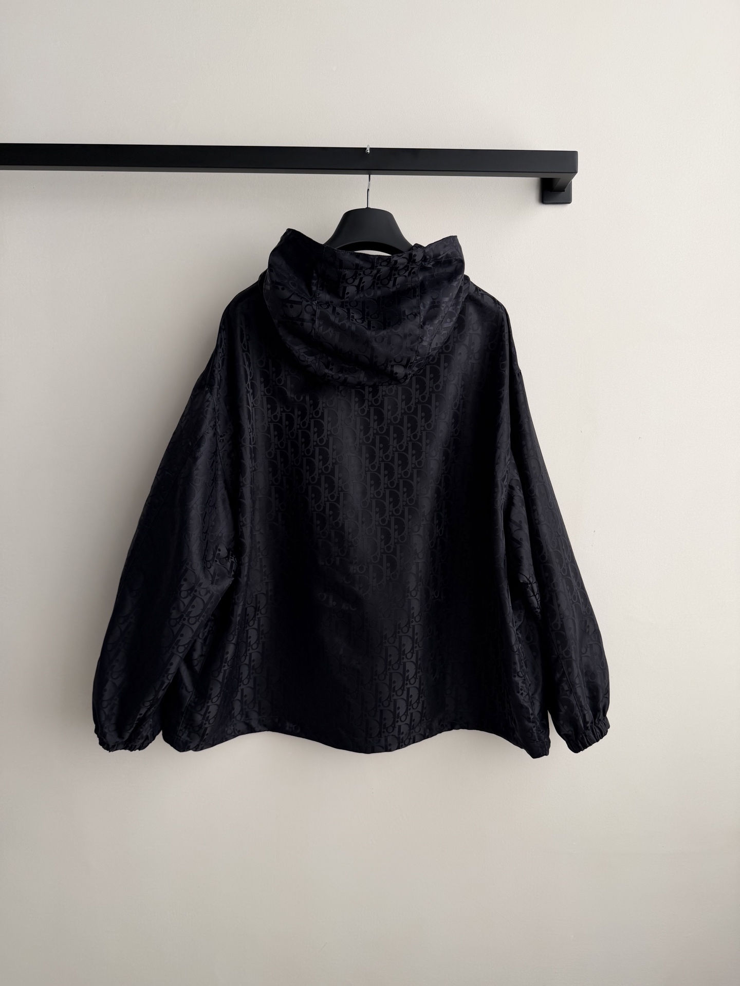 Dio*🆕2026早春系列老花暗纹连帽外套，（长款）黑色防风面料，低调老花暗纹超有辨识度！金属拉链+连帽