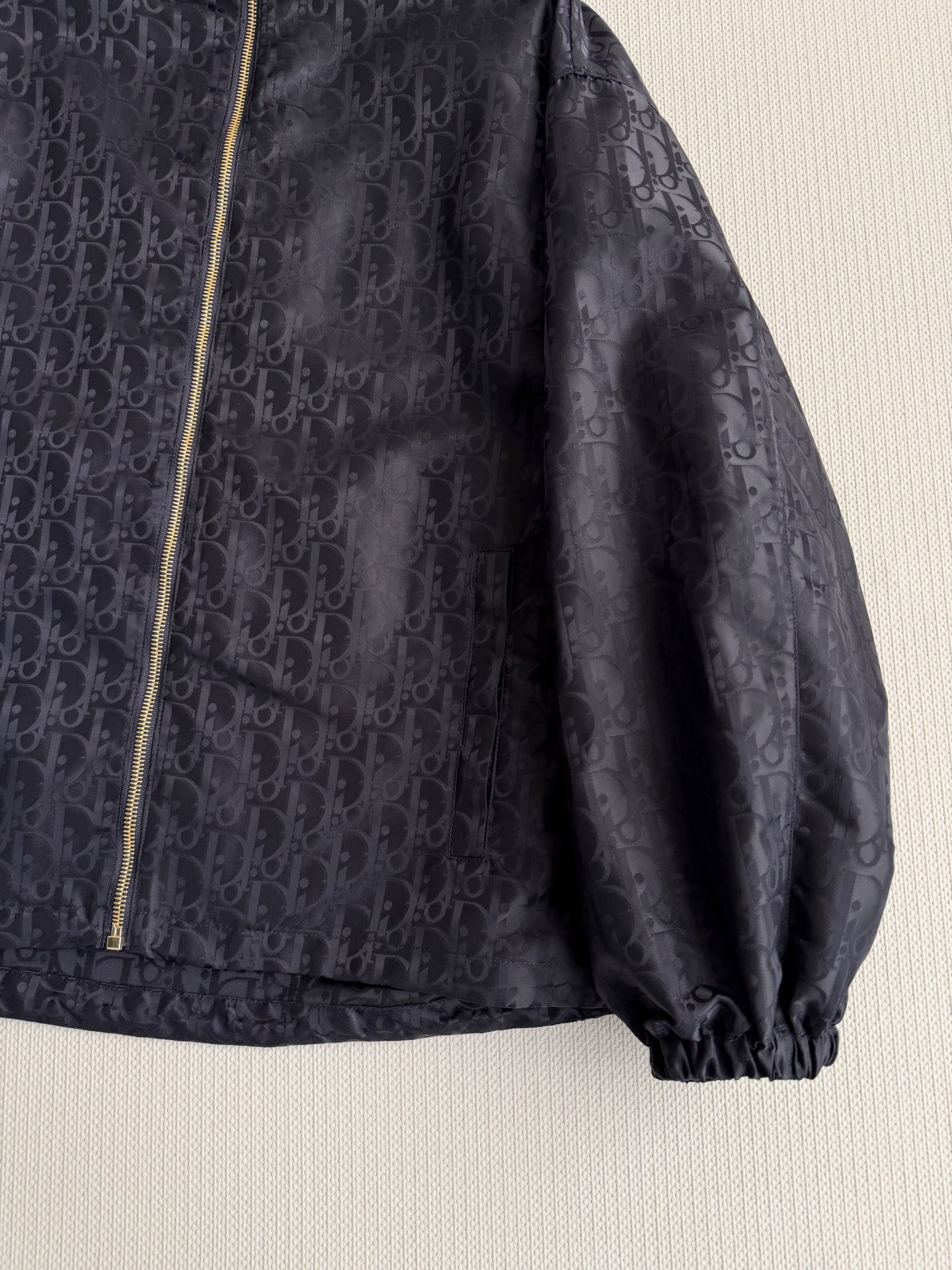 Dio*🆕2026早春系列老花暗纹连帽外套，（长款）黑色防风面料，低调老花暗纹超有辨识度！金属拉链+连帽