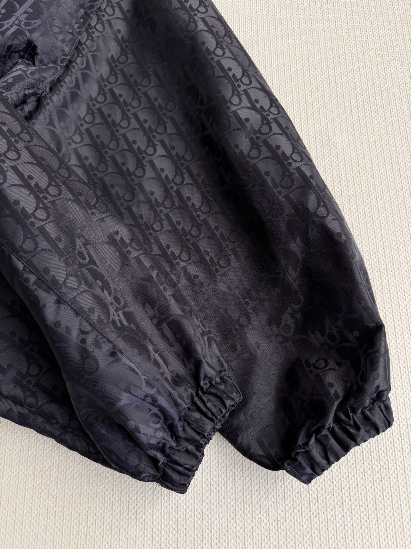 Dio*🆕2026早春系列老花暗纹连帽外套，（长款）黑色防风面料，低调老花暗纹超有辨识度！金属拉链+连帽