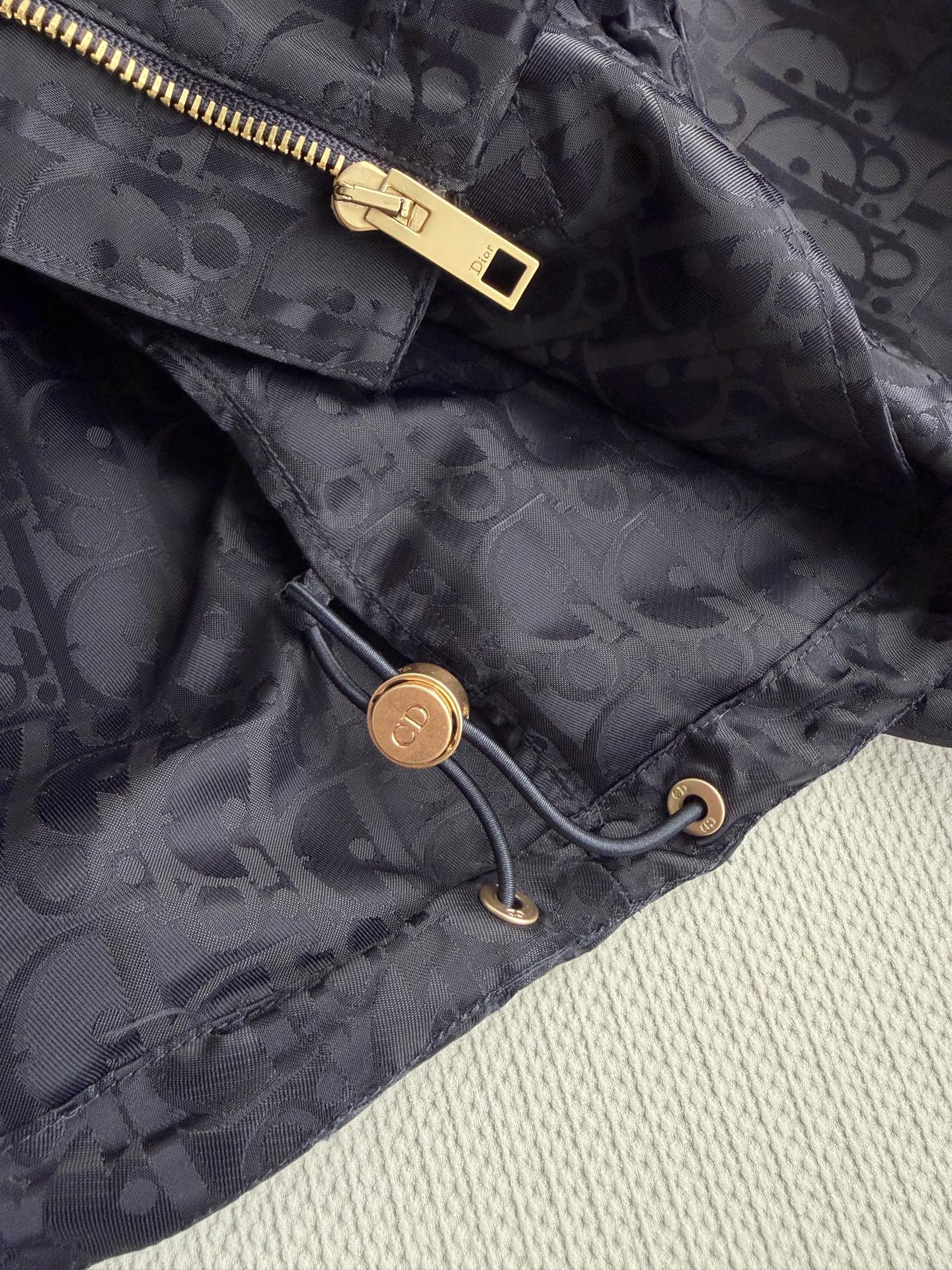 Dio*🆕2026早春系列老花暗纹连帽外套，（长款）黑色防风面料，低调老花暗纹超有辨识度！金属拉链+连帽