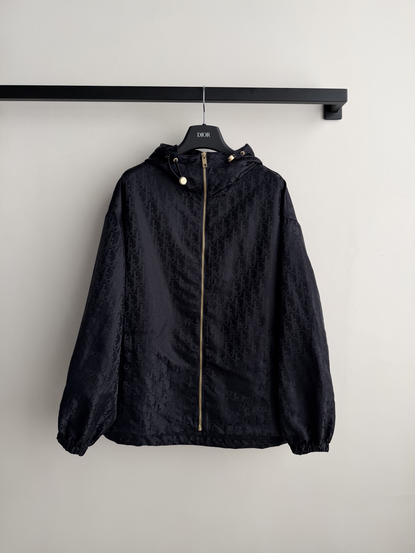 Dio*🆕2026早春系列老花暗纹连帽外套，（长款）黑色防风面料，低调老花暗纹超有辨识度！金属拉链+连帽