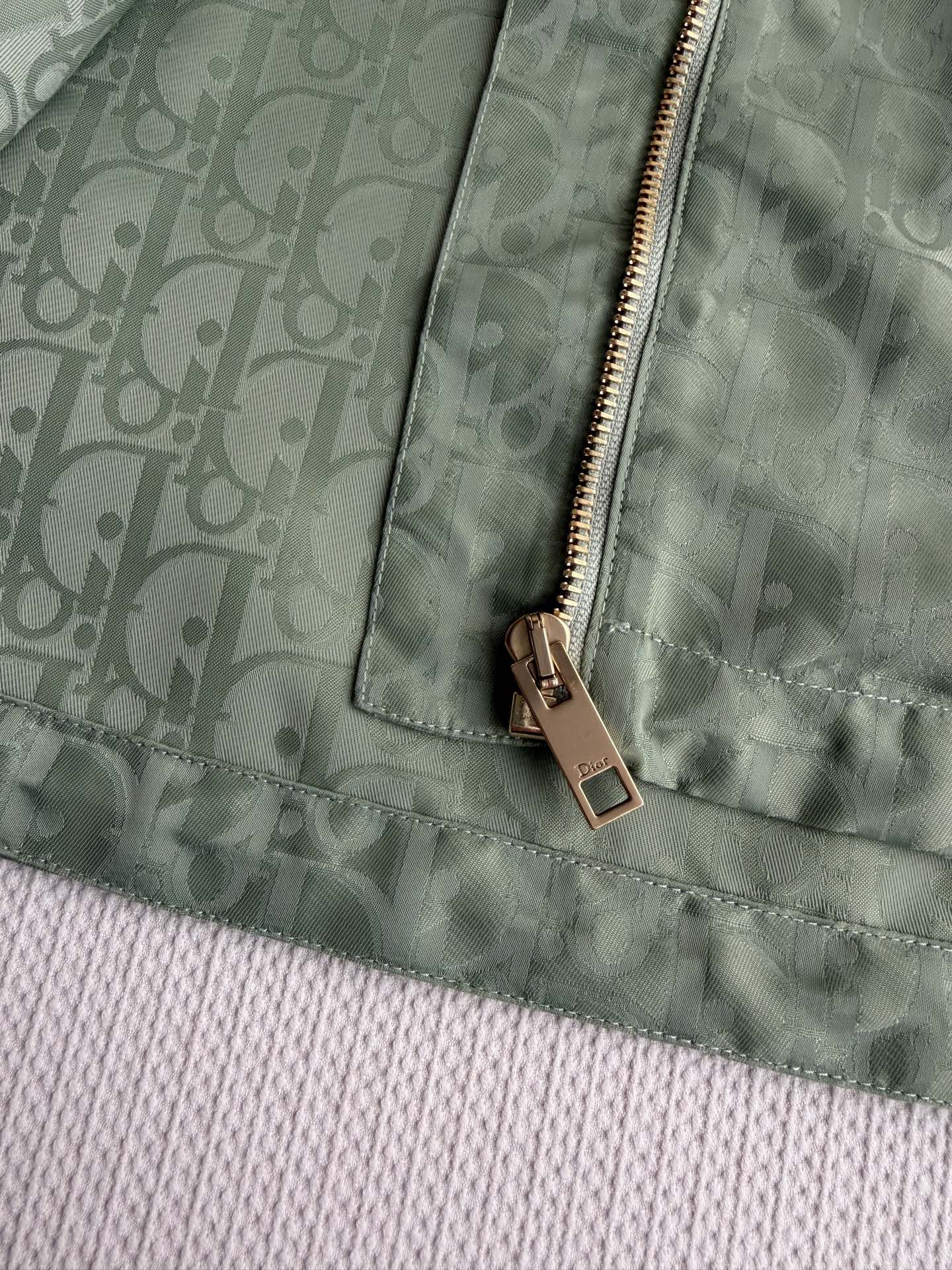 Dio*🆕2026早春系列老花暗纹连帽外套，（长款）黑色防风面料，低调老花暗纹超有辨识度！金属拉链+连帽