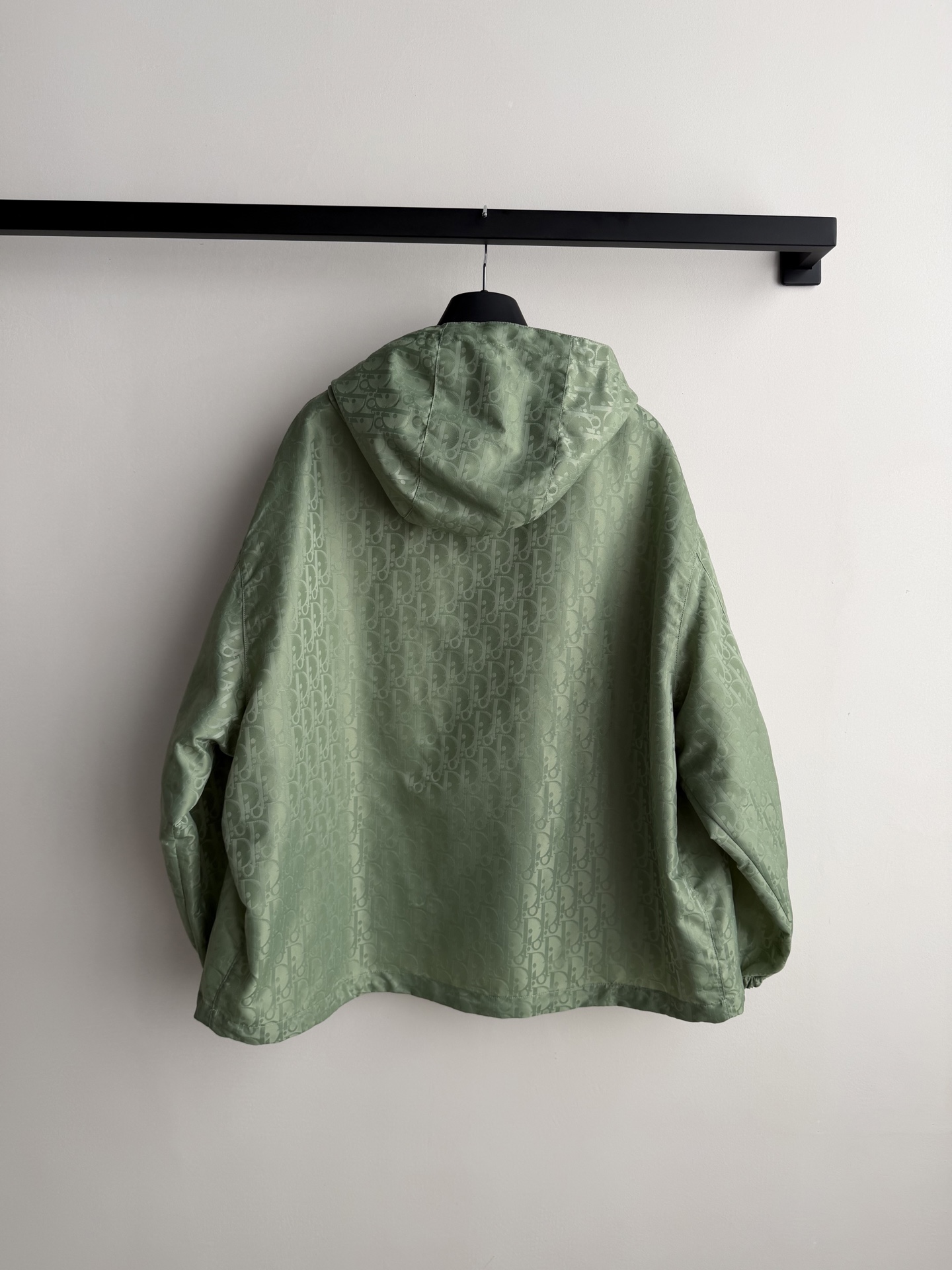 Dio*🆕2026早春系列老花暗纹连帽外套，（长款）黑色防风面料，低调老花暗纹超有辨识度！金属拉链+连帽