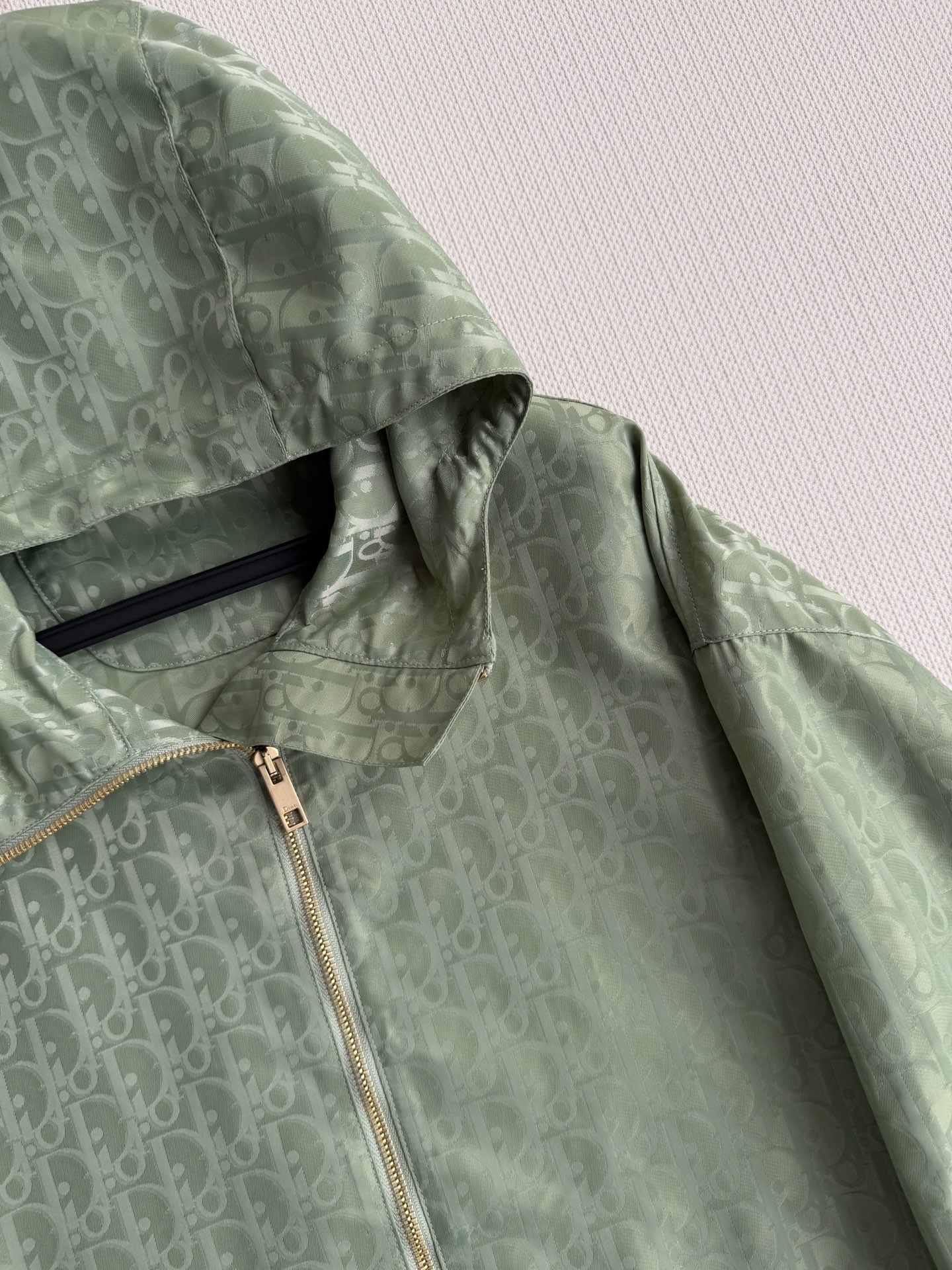 Dio*🆕2026早春系列老花暗纹连帽外套，（长款）黑色防风面料，低调老花暗纹超有辨识度！金属拉链+连帽