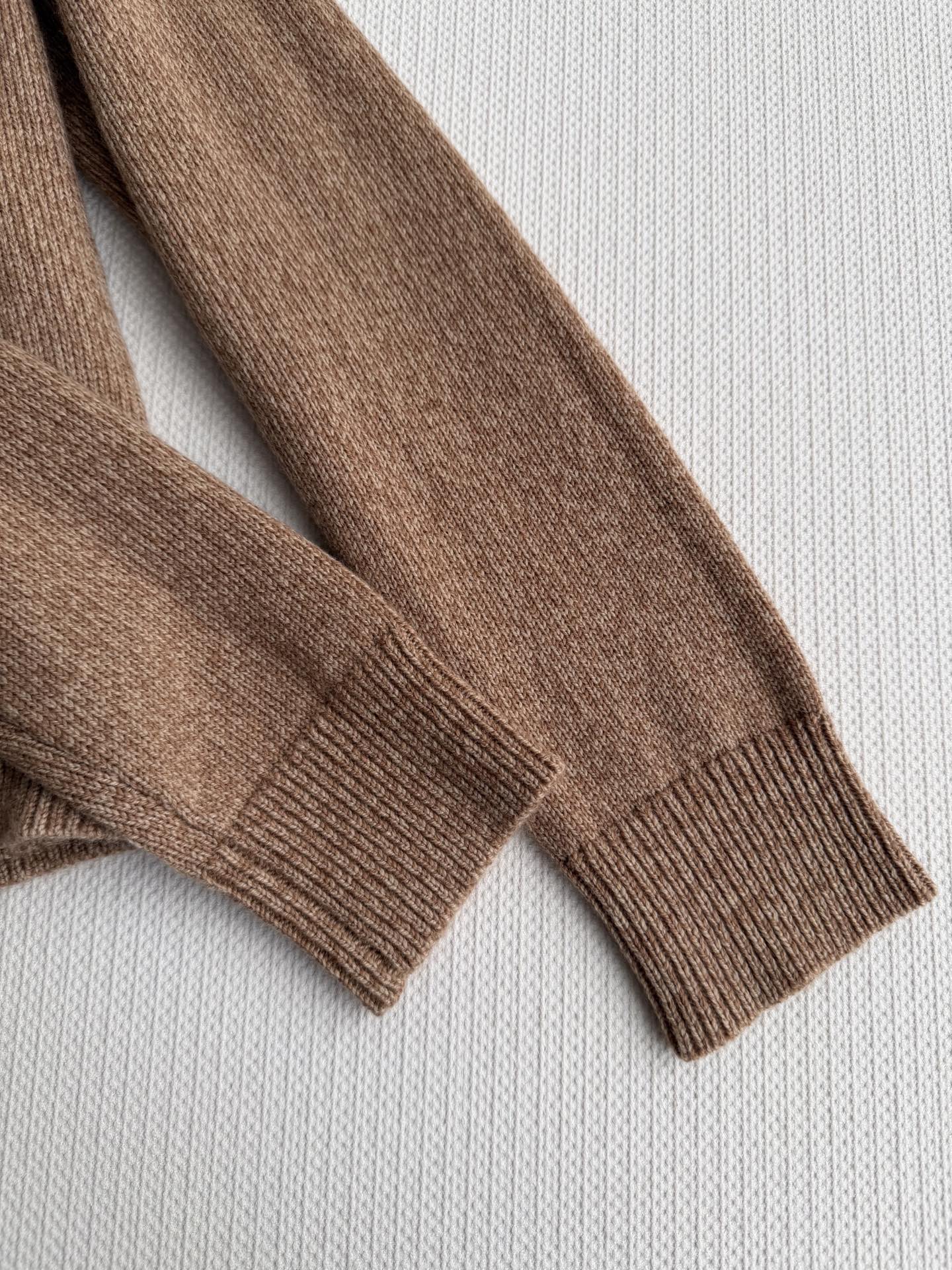 Celin*针织开衫，柔软羊毛材质，贴身穿着超舒适！圆领+单排扣设计，细节满满，纽扣精致有质感✨。修身剪