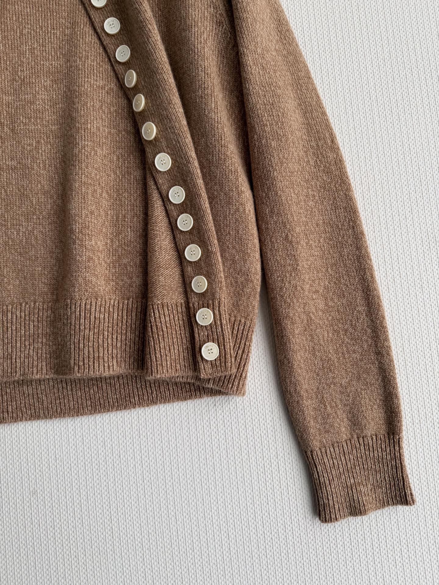 Celin*针织开衫，柔软羊毛材质，贴身穿着超舒适！圆领+单排扣设计，细节满满，纽扣精致有质感✨。修身剪