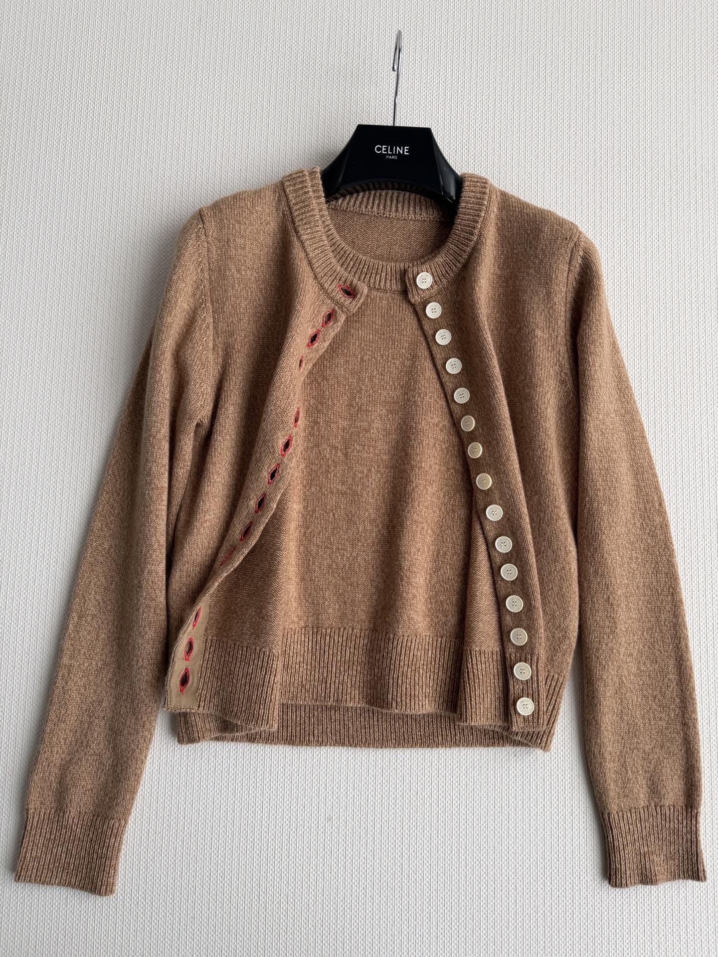 Celin*针织开衫，柔软羊毛材质，贴身穿着超舒适！圆领+单排扣设计，细节满满，纽扣精致有质感✨。修身剪