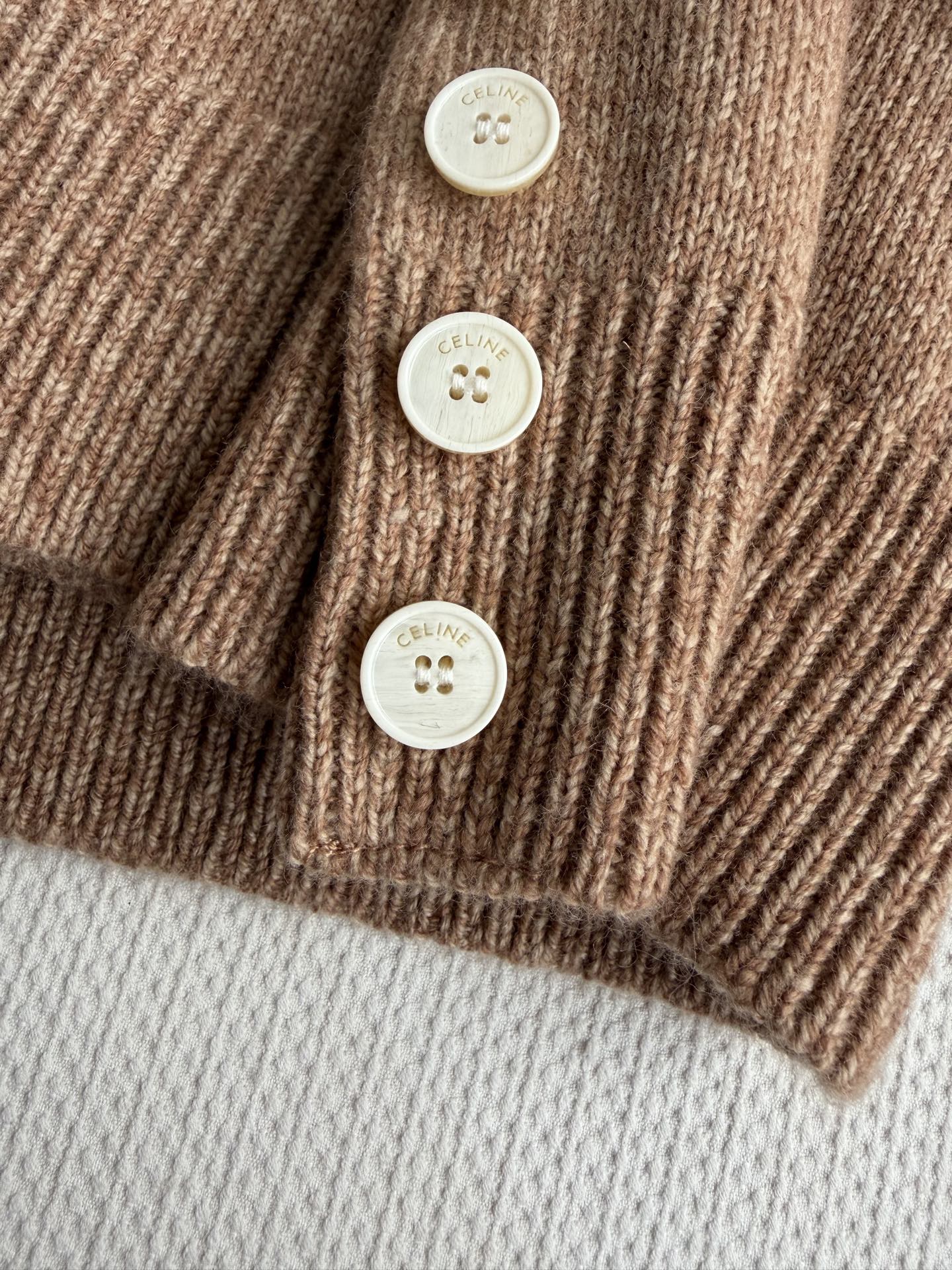 Celin*针织开衫，柔软羊毛材质，贴身穿着超舒适！圆领+单排扣设计，细节满满，纽扣精致有质感✨。修身剪