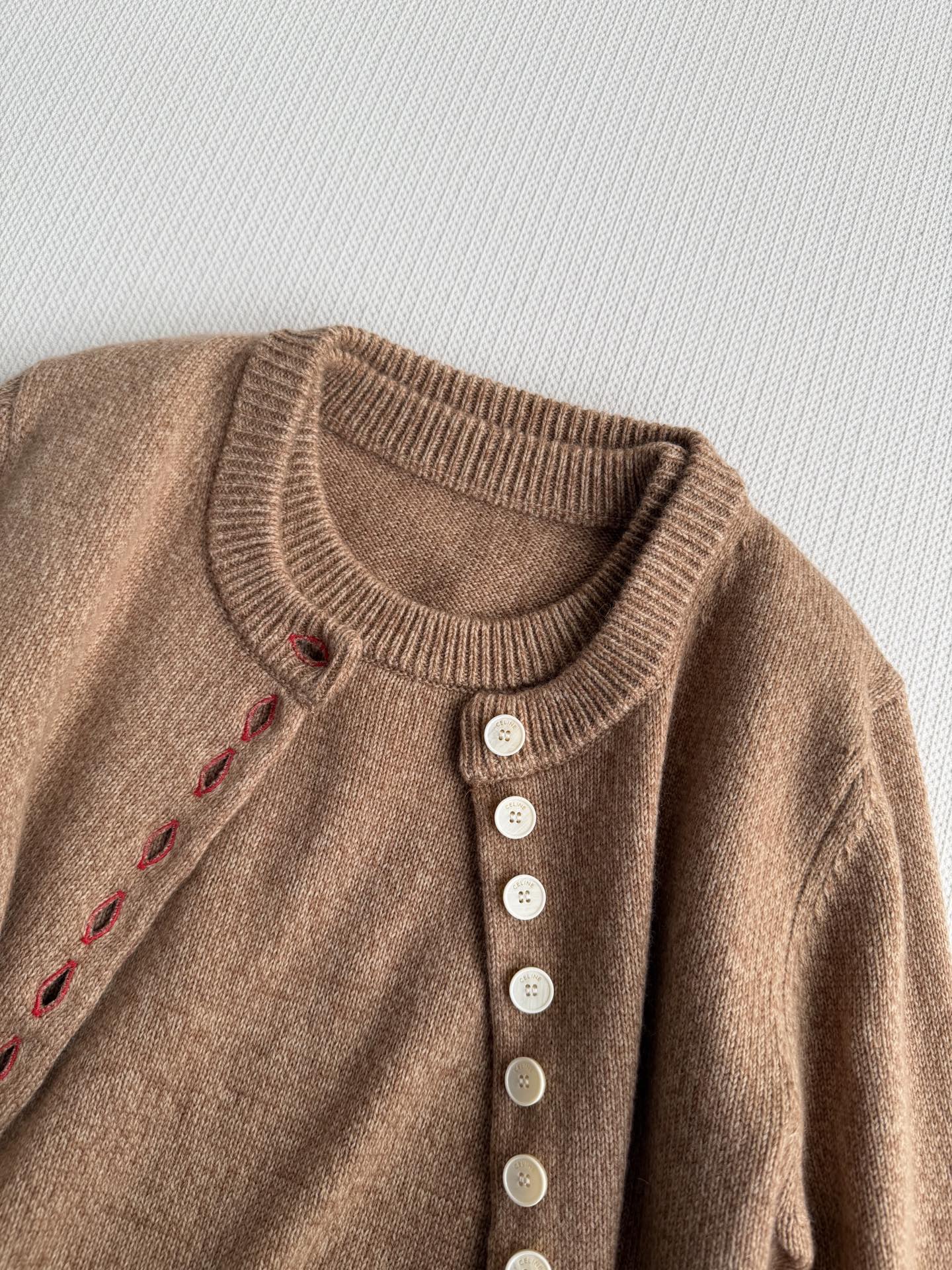 Celin*针织开衫，柔软羊毛材质，贴身穿着超舒适！圆领+单排扣设计，细节满满，纽扣精致有质感✨。修身剪