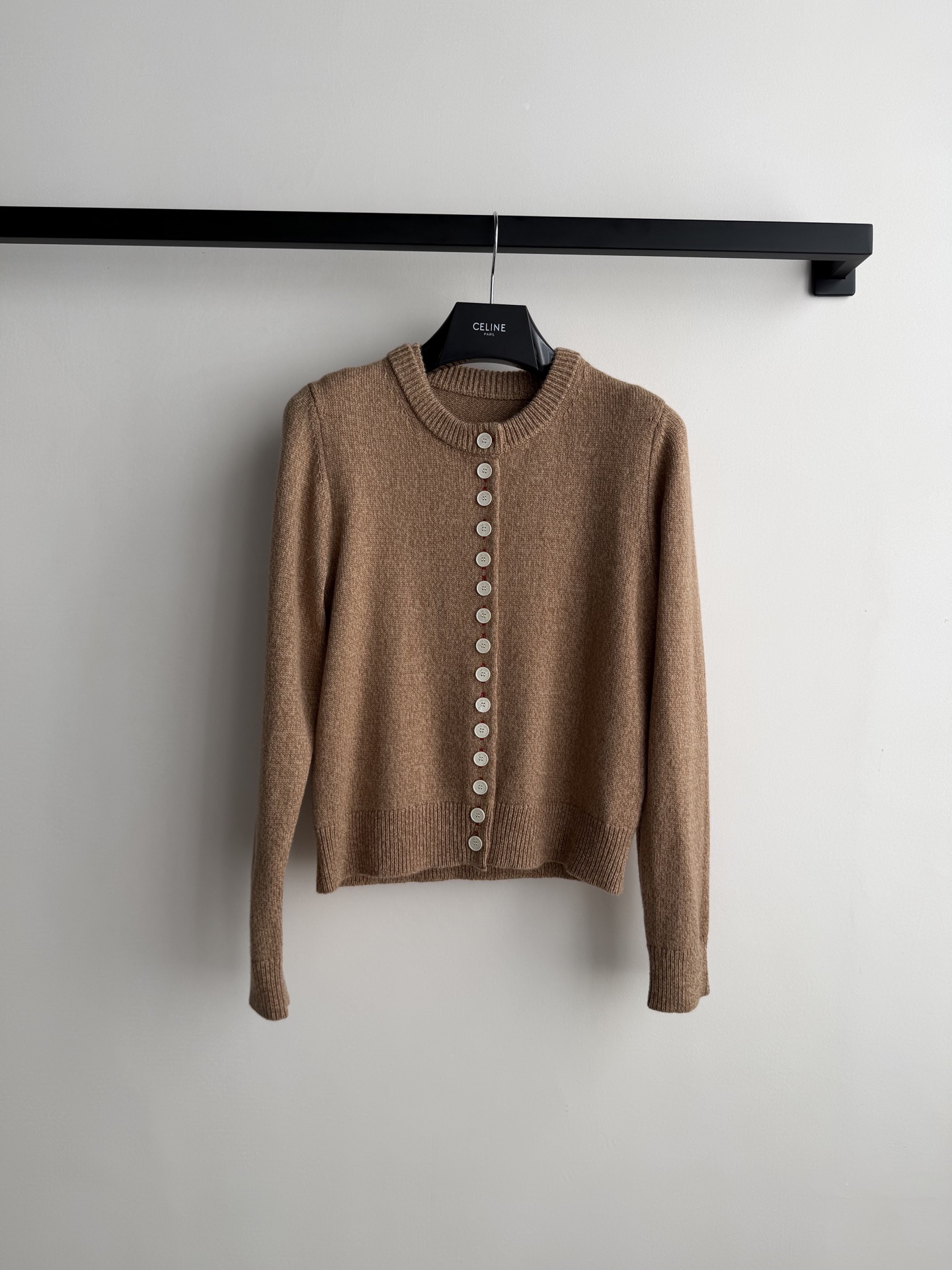 Celin*针织开衫，柔软羊毛材质，贴身穿着超舒适！圆领+单排扣设计，细节满满，纽扣精致有质感✨。修身剪