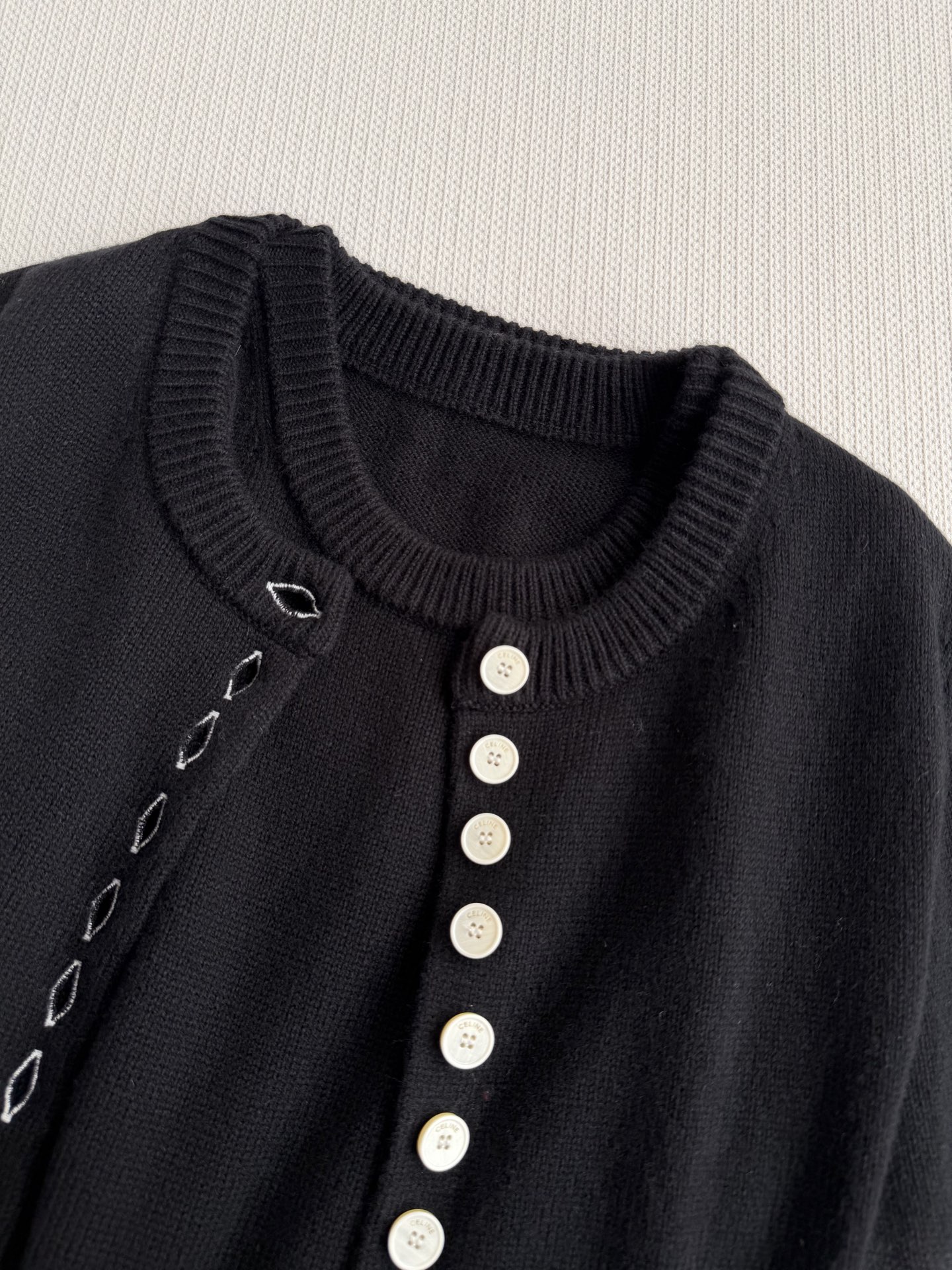 Celin*针织开衫，柔软羊毛材质，贴身穿着超舒适！圆领+单排扣设计，细节满满，纽扣精致有质感✨。修身剪