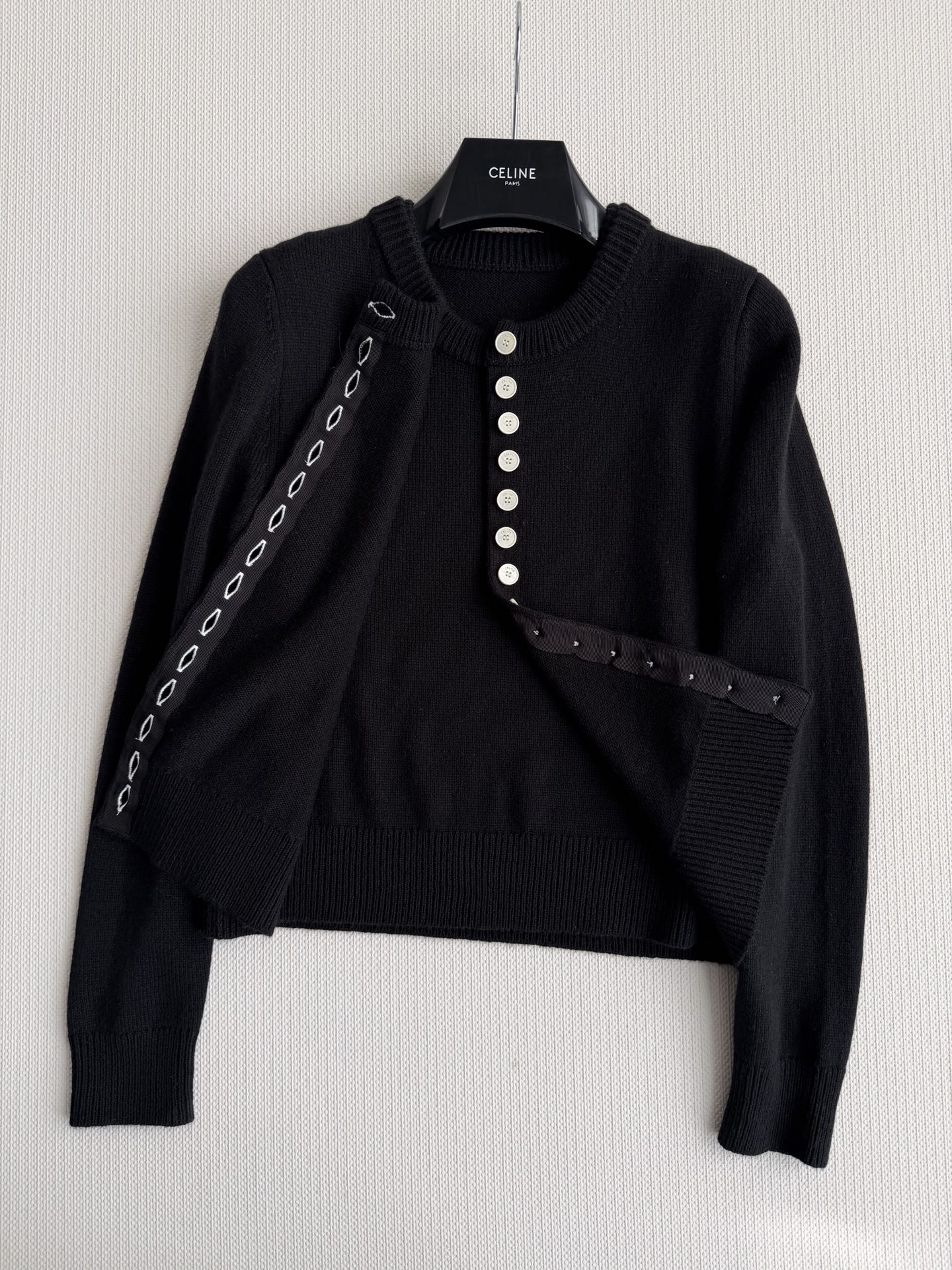 Celin*针织开衫，柔软羊毛材质，贴身穿着超舒适！圆领+单排扣设计，细节满满，纽扣精致有质感✨。修身剪