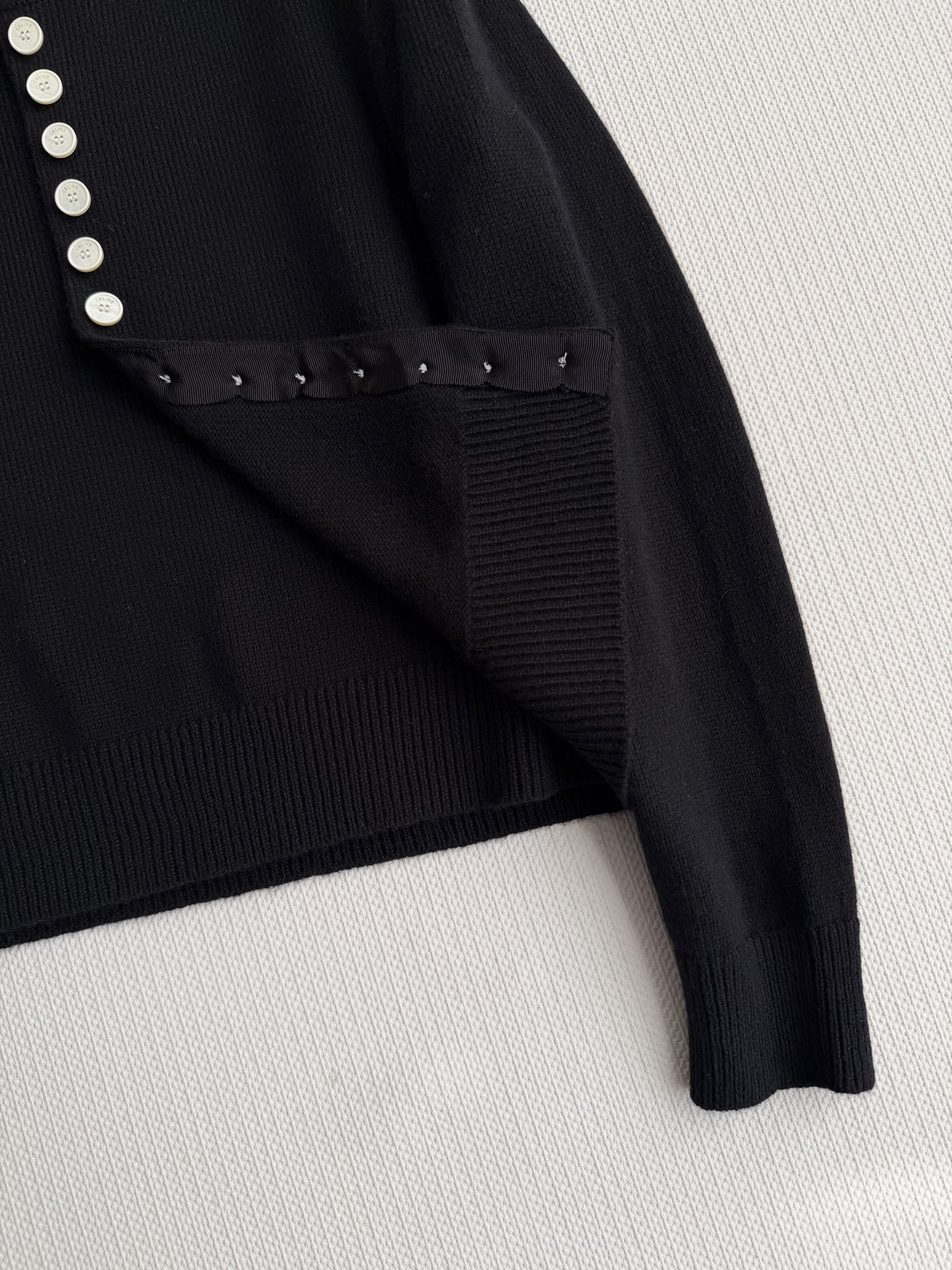 Celin*针织开衫，柔软羊毛材质，贴身穿着超舒适！圆领+单排扣设计，细节满满，纽扣精致有质感✨。修身剪