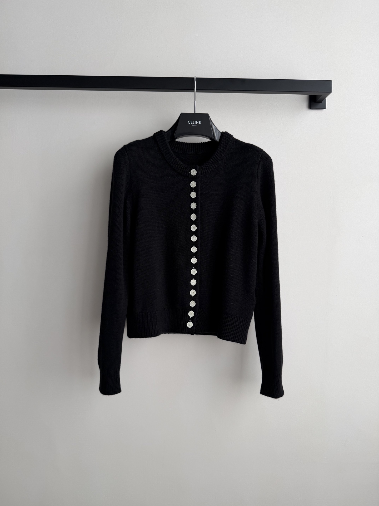 Celin*针织开衫，柔软羊毛材质，贴身穿着超舒适！圆领+单排扣设计，细节满满，纽扣精致有质感✨。修身剪