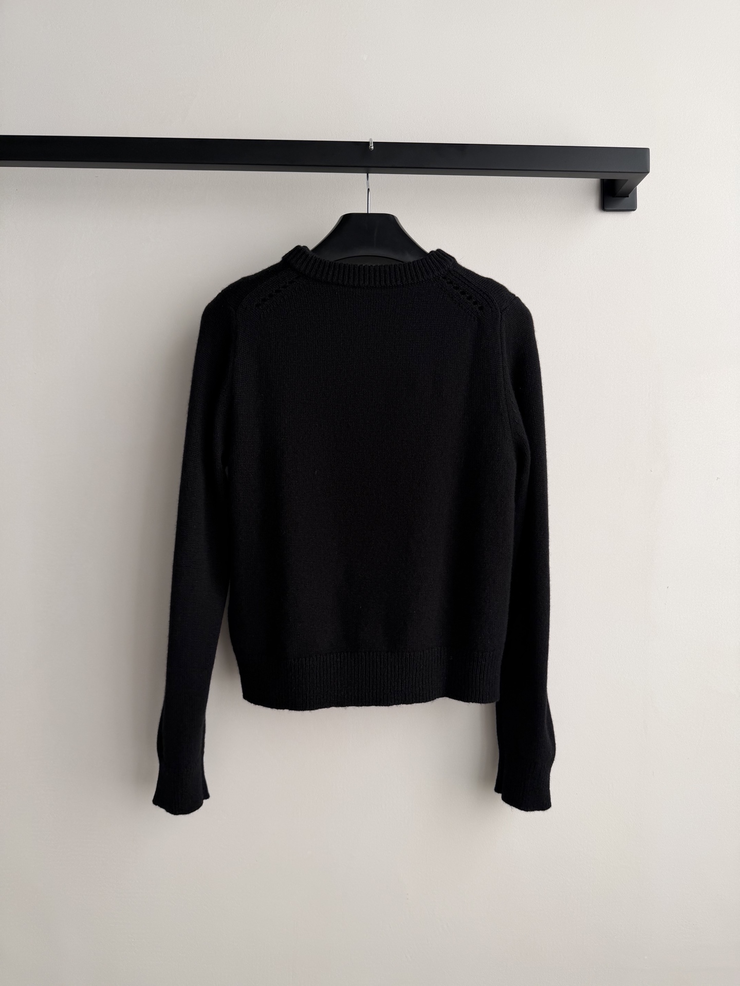 Celin*针织开衫，柔软羊毛材质，贴身穿着超舒适！圆领+单排扣设计，细节满满，纽扣精致有质感✨。修身剪