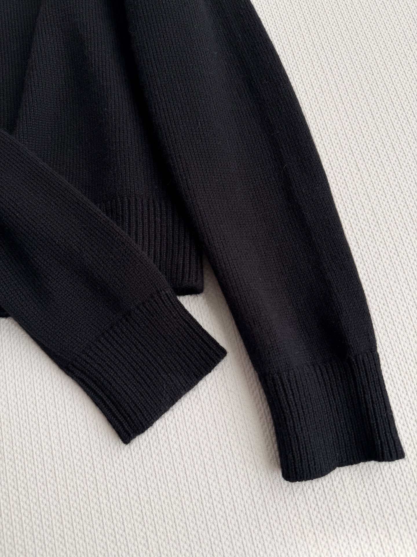 Celin*针织开衫，柔软羊毛材质，贴身穿着超舒适！圆领+单排扣设计，细节满满，纽扣精致有质感✨。修身剪