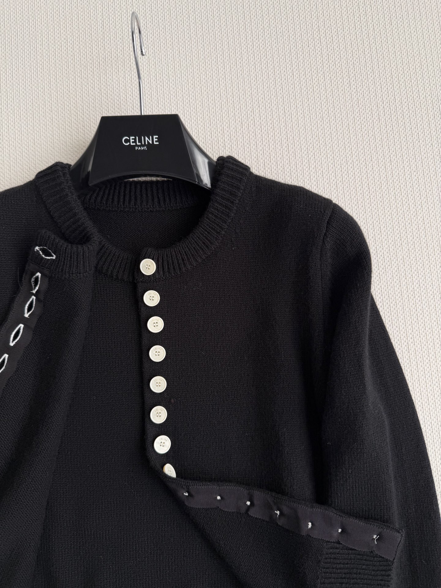 Celin*针织开衫，柔软羊毛材质，贴身穿着超舒适！圆领+单排扣设计，细节满满，纽扣精致有质感✨。修身剪