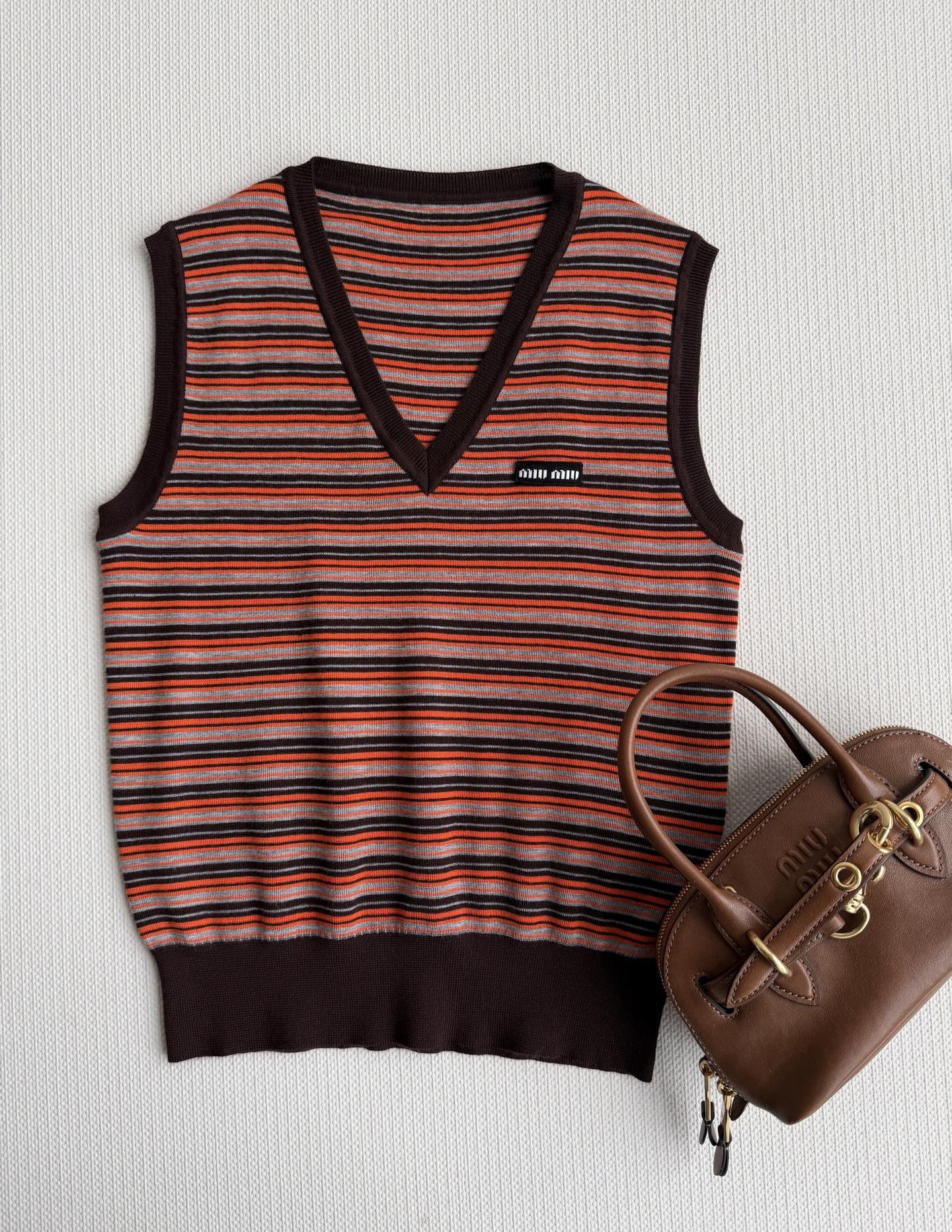 Miu Mi*🆕26Ss早春新款 撞色条纹羊毛V领背心针织衫丨⚠独家开发！顶级高版出品！这款背心以复古撞