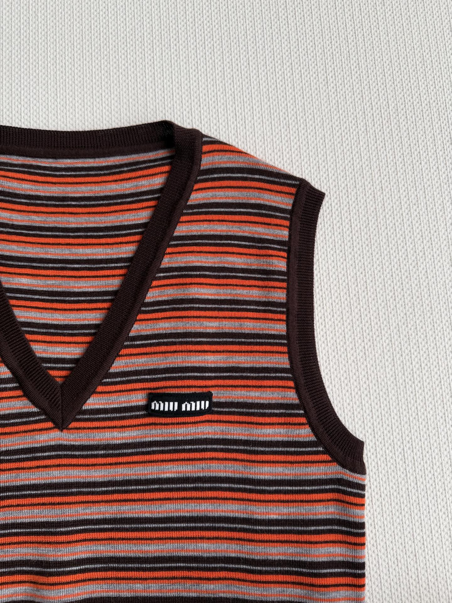 Miu Mi*🆕26Ss早春新款 撞色条纹羊毛V领背心针织衫丨⚠独家开发！顶级高版出品！这款背心以复古撞