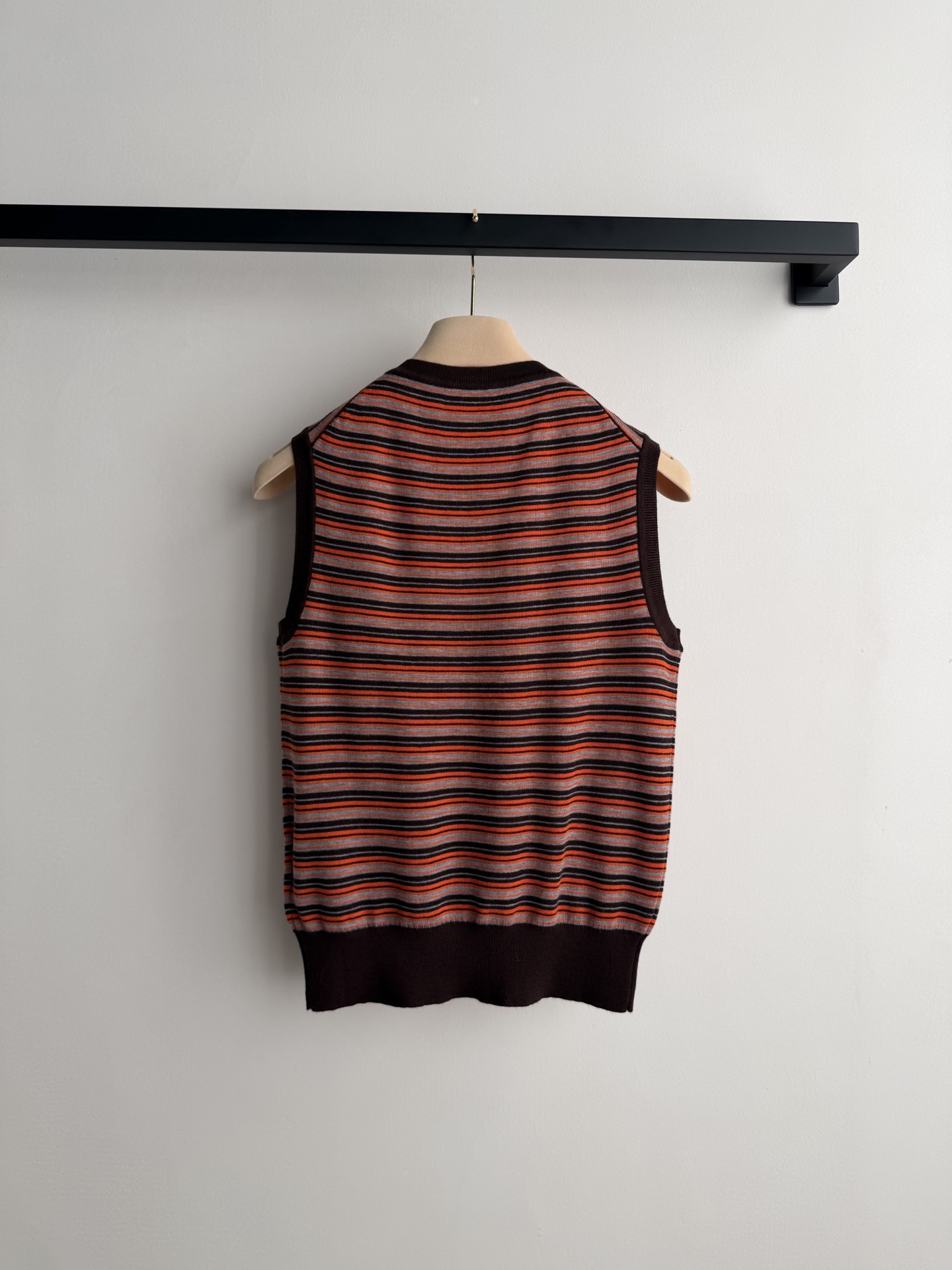 Miu Mi*🆕26Ss早春新款 撞色条纹羊毛V领背心针织衫丨⚠独家开发！顶级高版出品！这款背心以复古撞