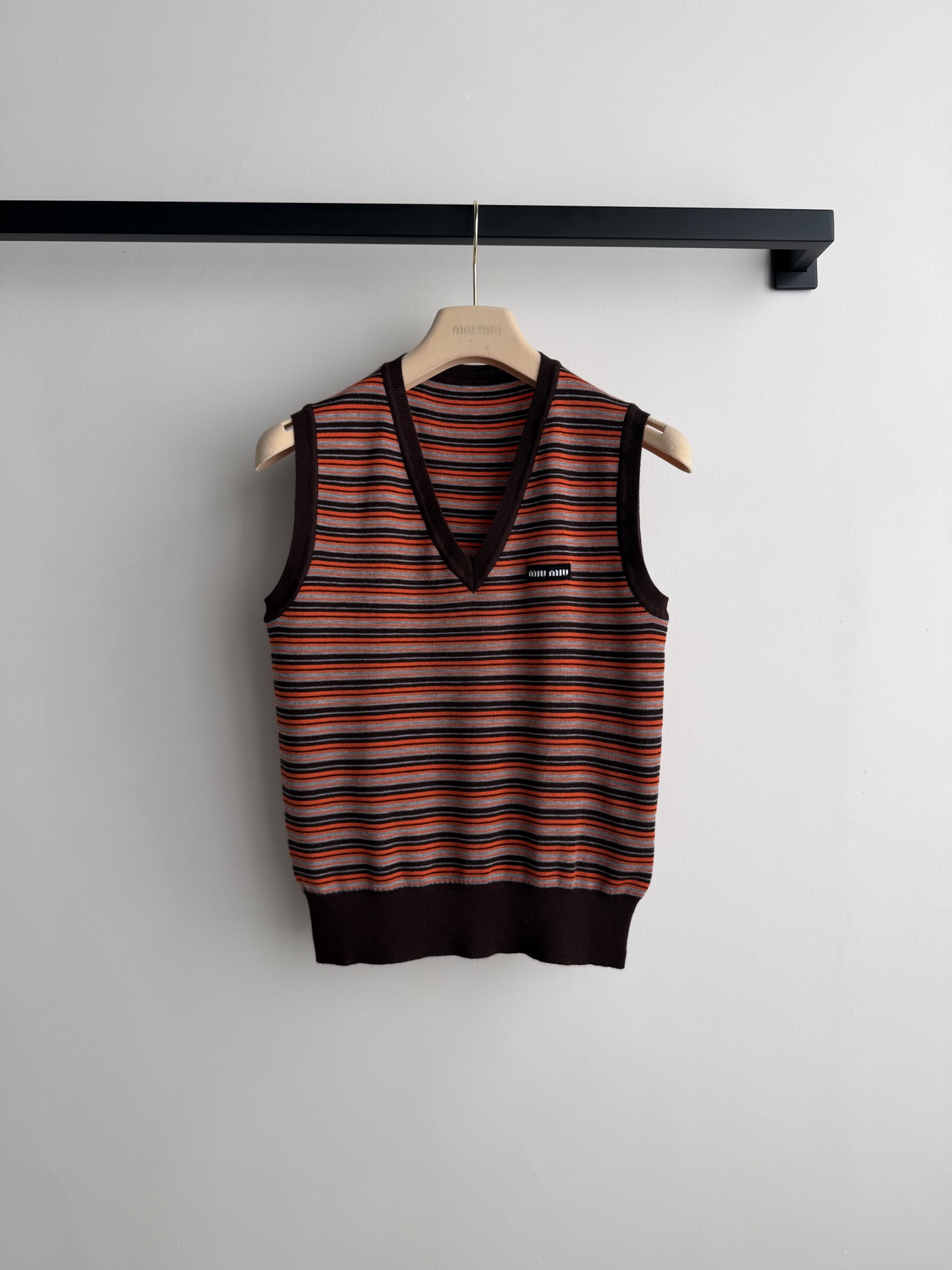 Miu Mi*🆕26Ss早春新款 撞色条纹羊毛V领背心针织衫丨⚠独家开发！顶级高版出品！这款背心以复古撞