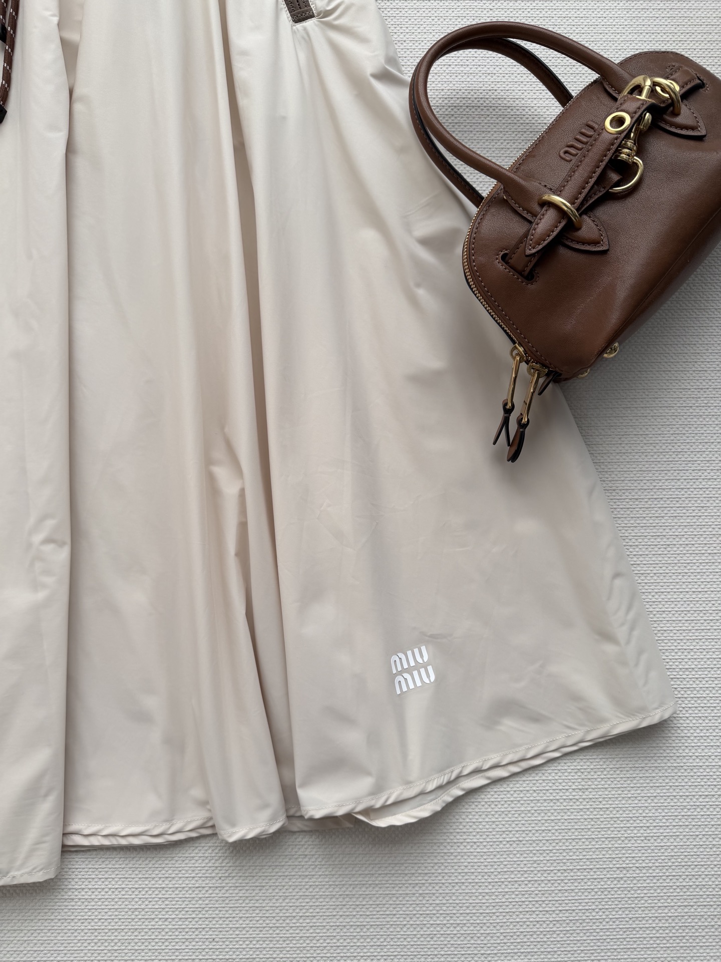 Miumi*🆕26新款半裙定制YB进口环保再生尼龙材质，质感光泽，穿搭有型，中长半身裙，大身以杏为基底，