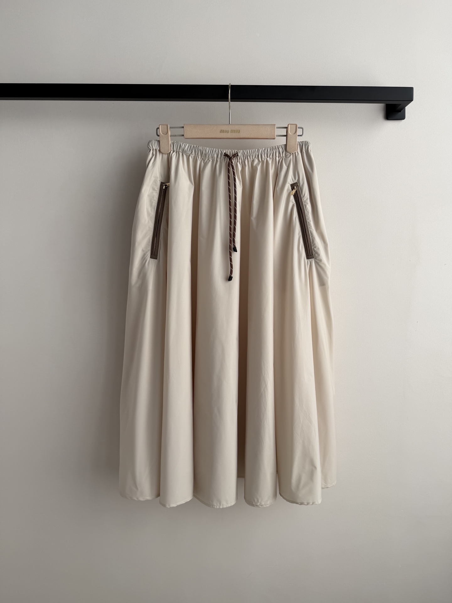 Miumi*🆕26新款半裙定制YB进口环保再生尼龙材质，质感光泽，穿搭有型，中长半身裙，大身以杏为基底，