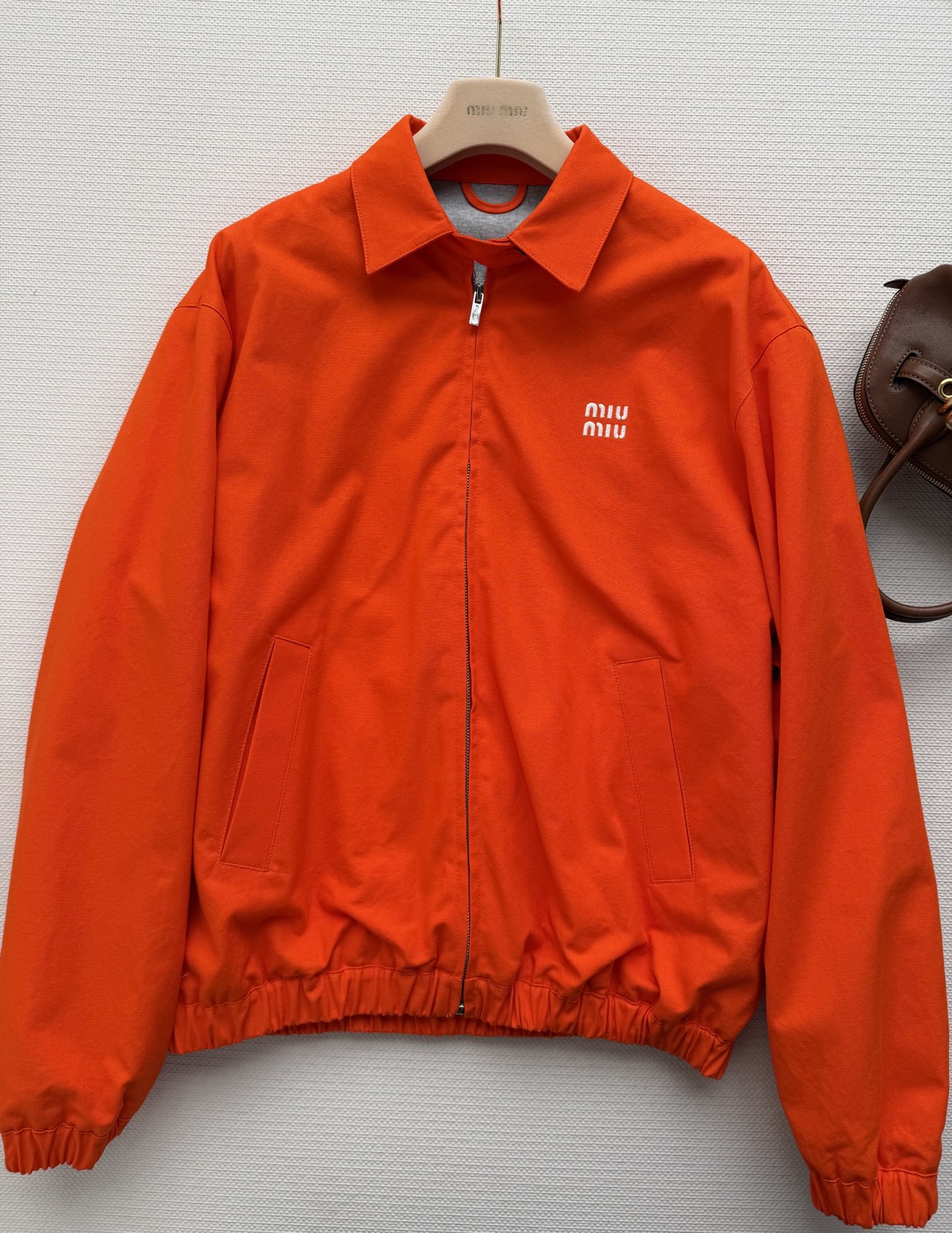 Miu Mi*🆕2026春夏系列橙色拉链夹克，轻便面料+束腰设计，简约又时髦！正面品牌徽标超有辨识度，内