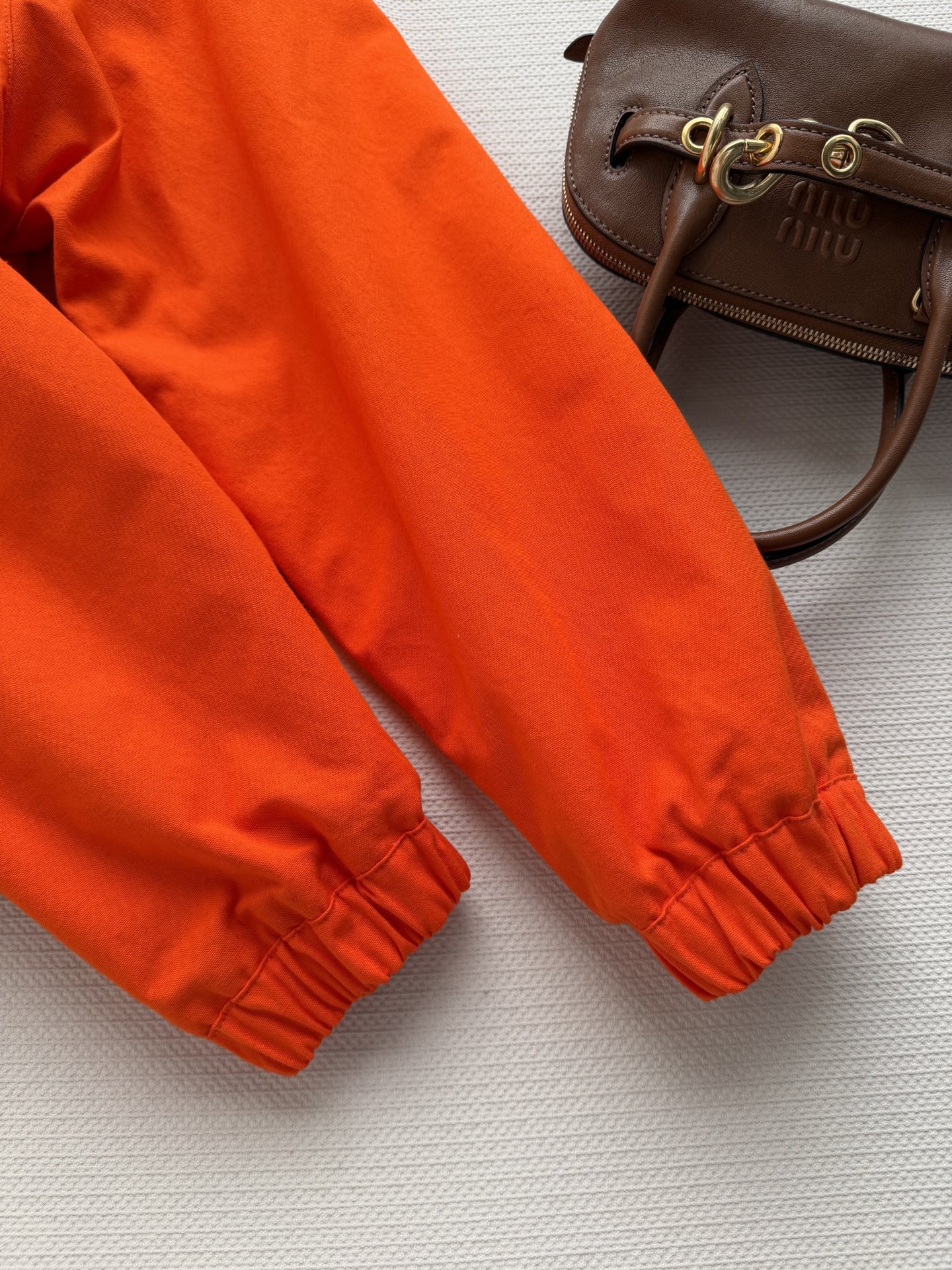 Miu Mi*🆕2026春夏系列橙色拉链夹克，轻便面料+束腰设计，简约又时髦！正面品牌徽标超有辨识度，内